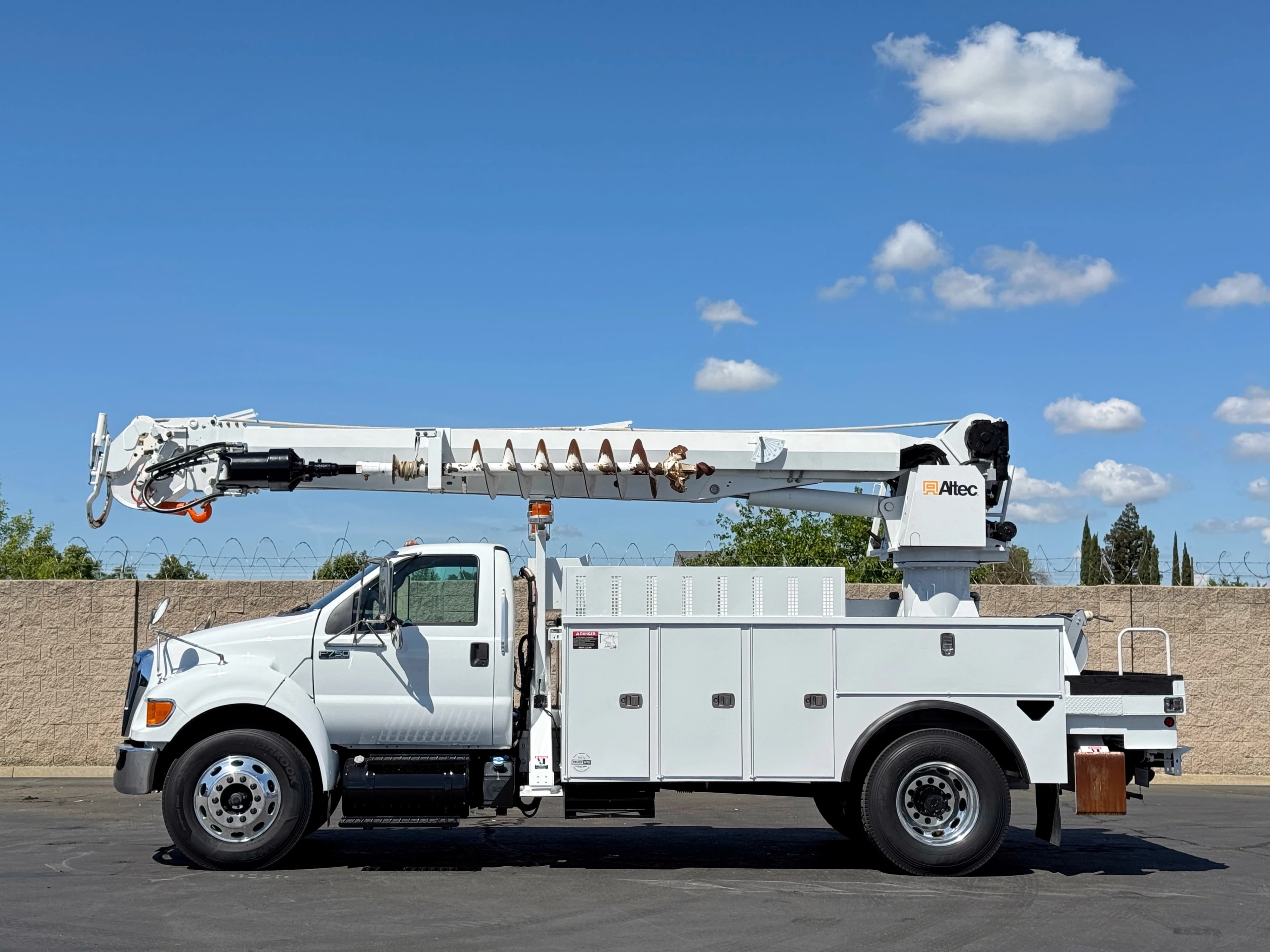 2012 Ford F750 Altec DM47B-TR Digger Derrick