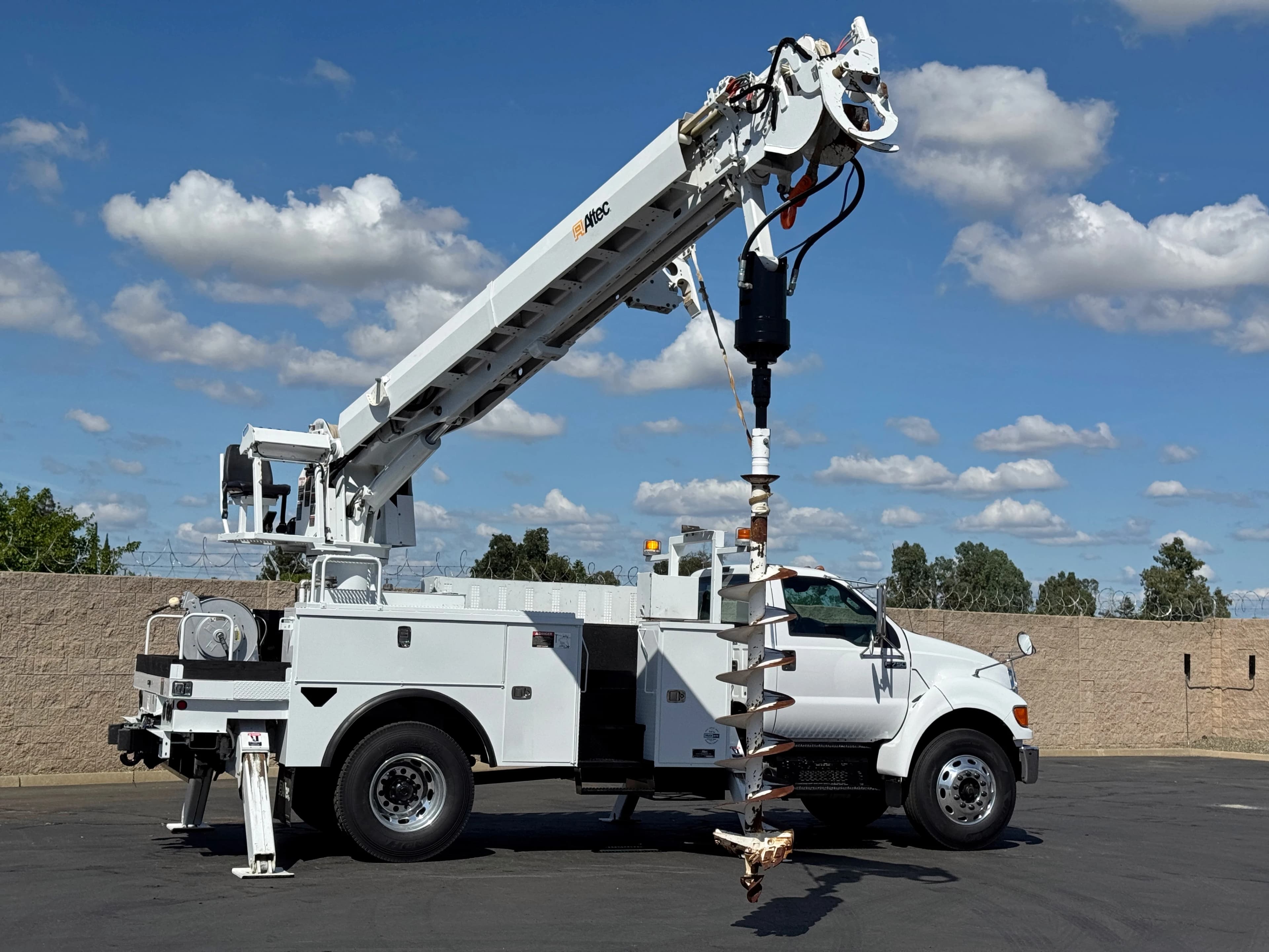 2012 Ford F750 Altec DM47B-TR Digger Derrick