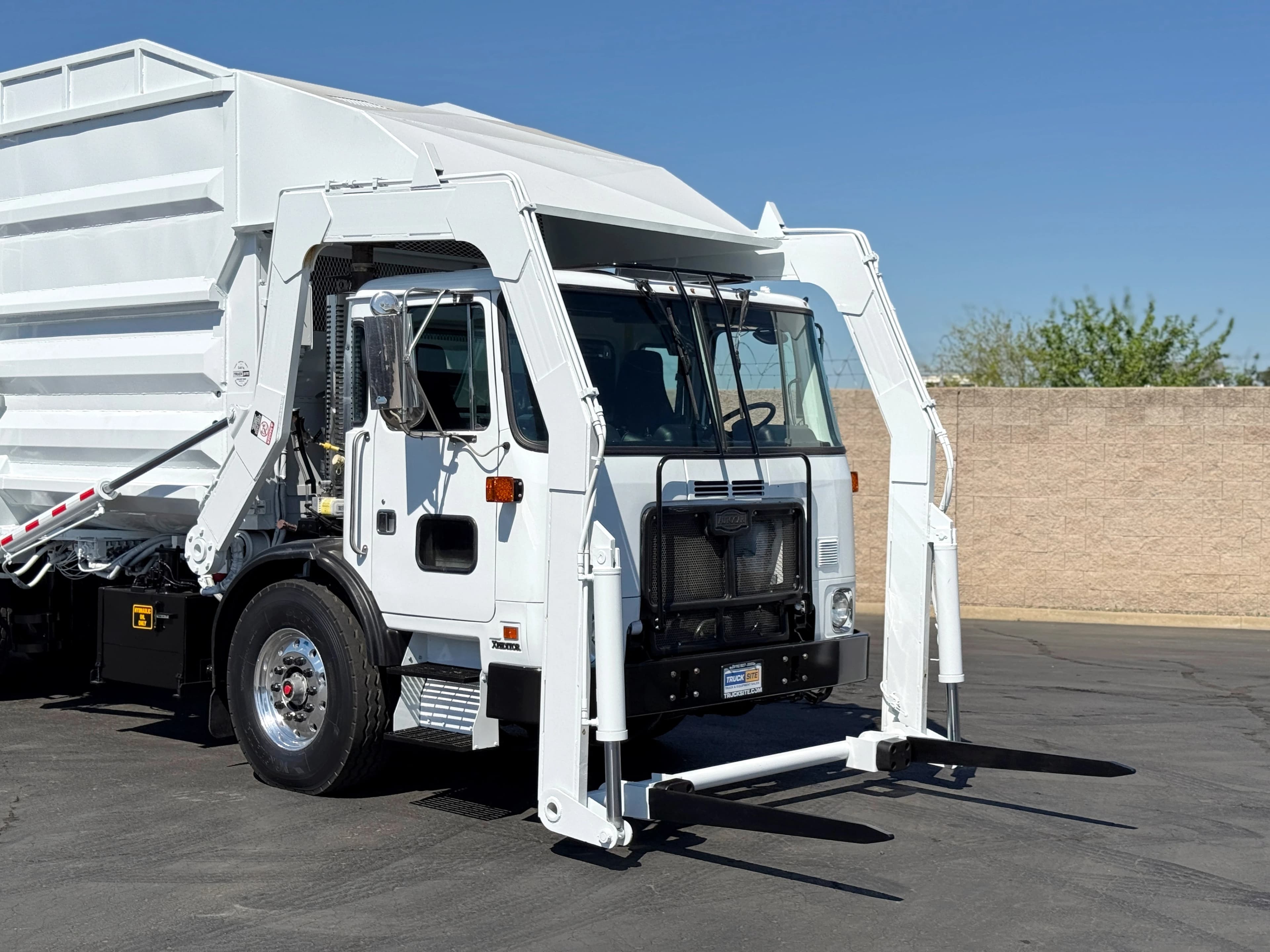 2011 Autocar Xpeditor 40 YD Amrep Front Load Garbage Truck