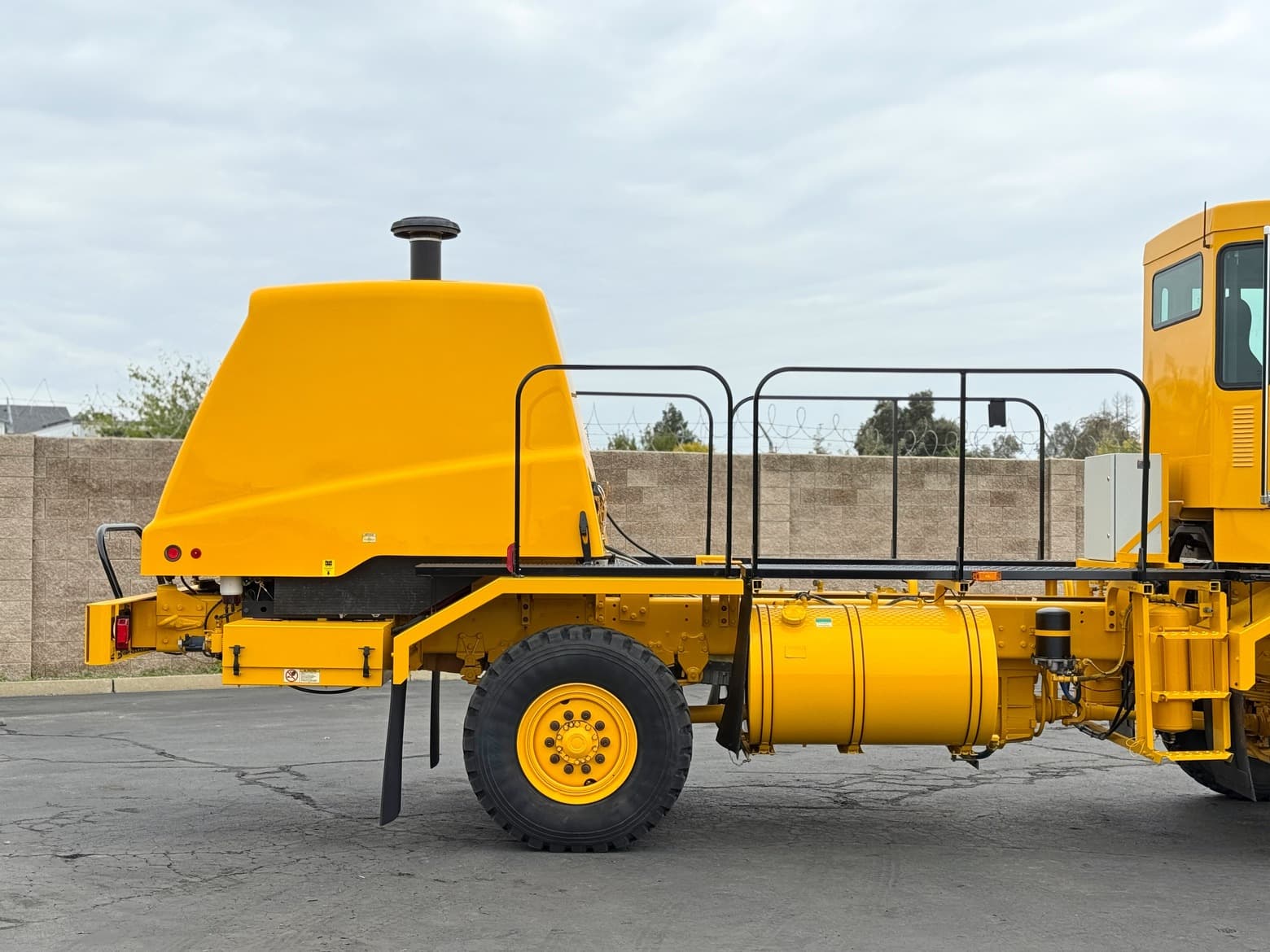 2011 Oshkosh 4x4 H2723B H-Series Chassis