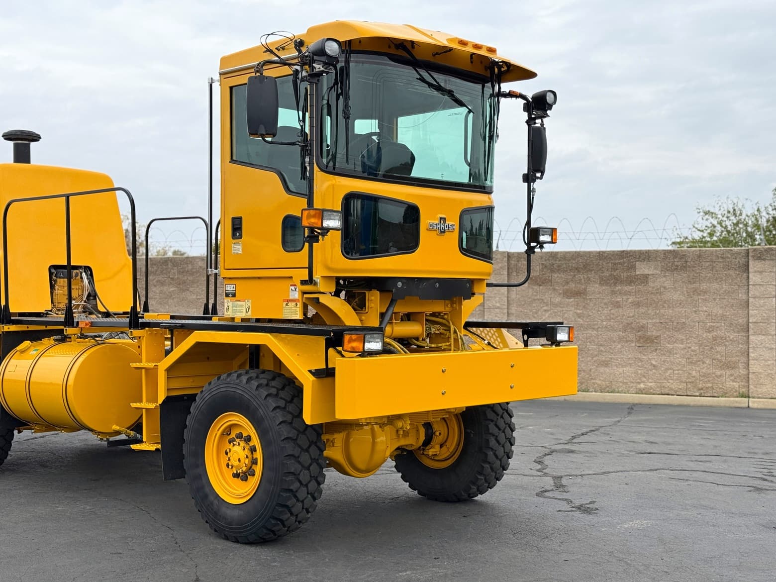 2011 Oshkosh 4x4 H2723B H-Series Chassis