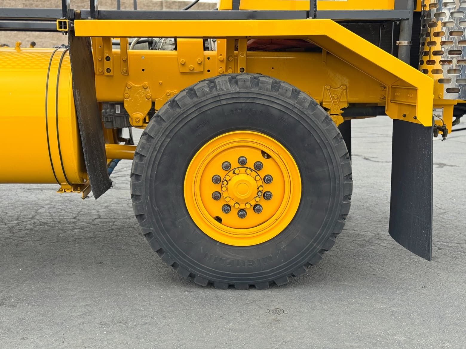 2011 Oshkosh 4x4 H2723B H-Series Chassis