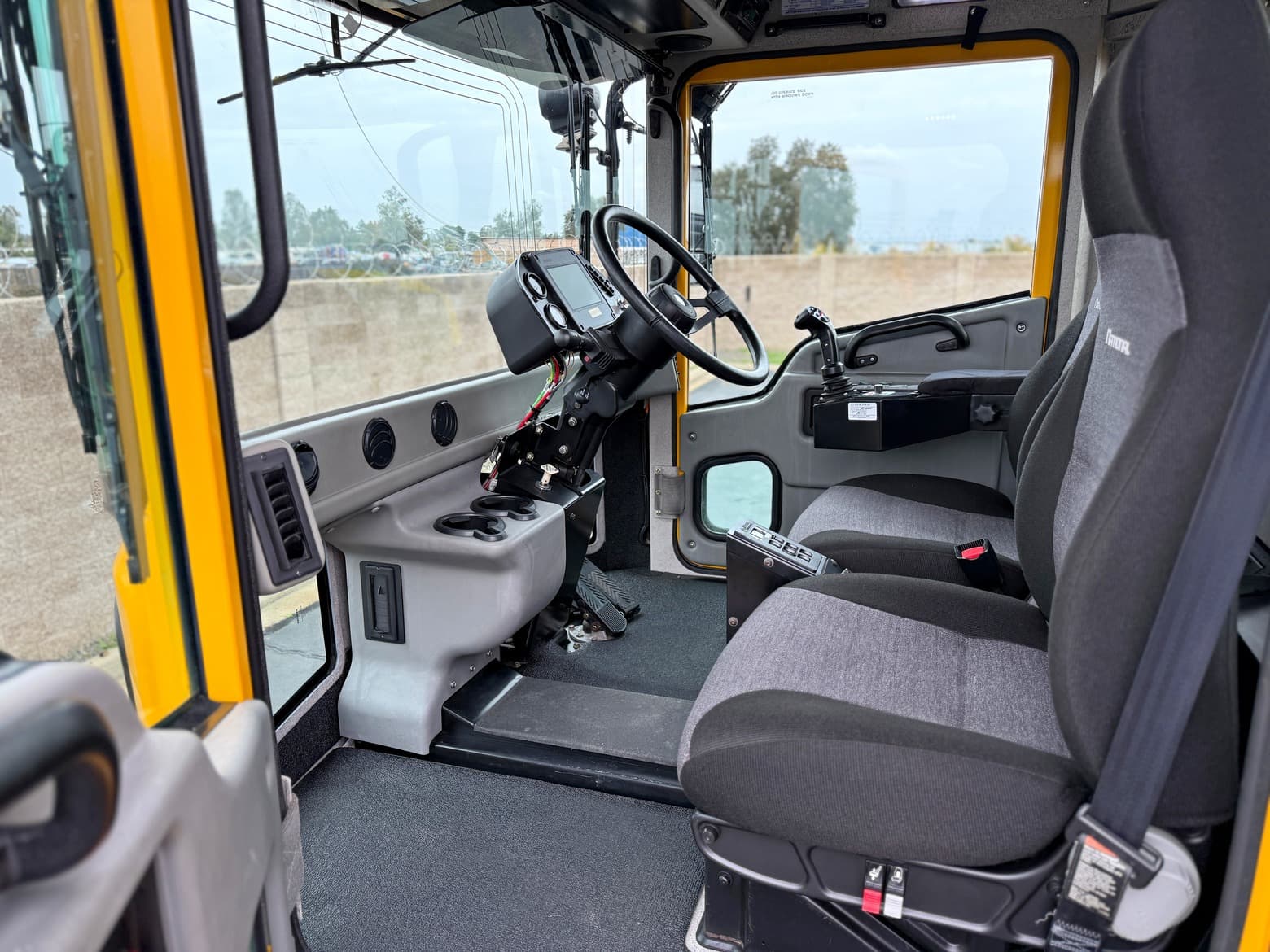 2011 Oshkosh 4x4 H2723B H-Series Chassis