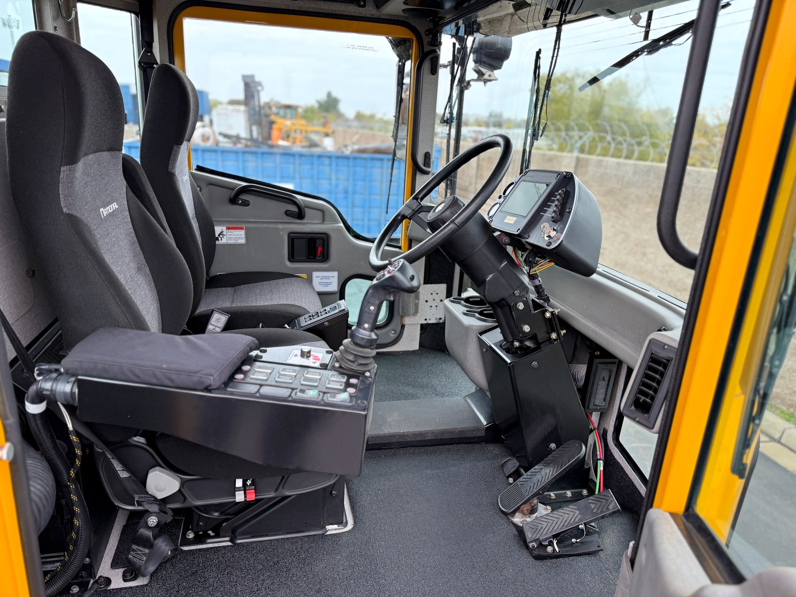 2011 Oshkosh 4x4 H2723B H-Series Chassis