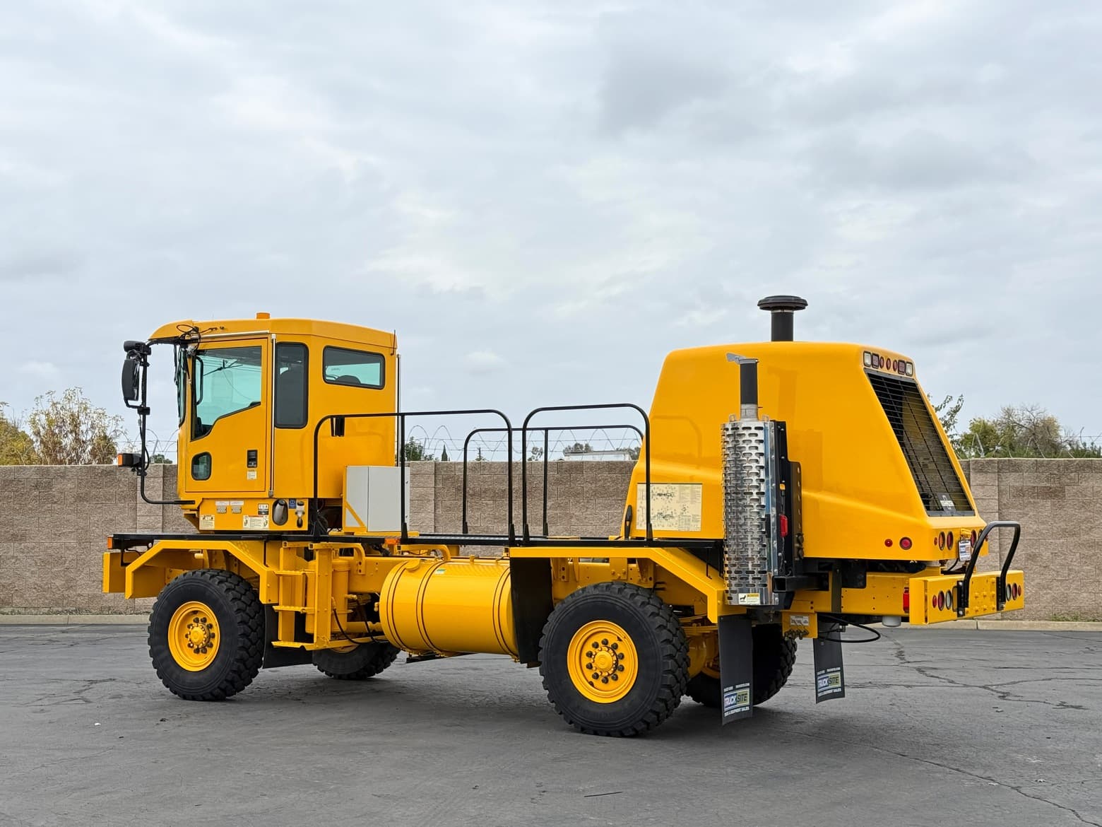 2011 Oshkosh 4x4 H2723B H-Series Chassis