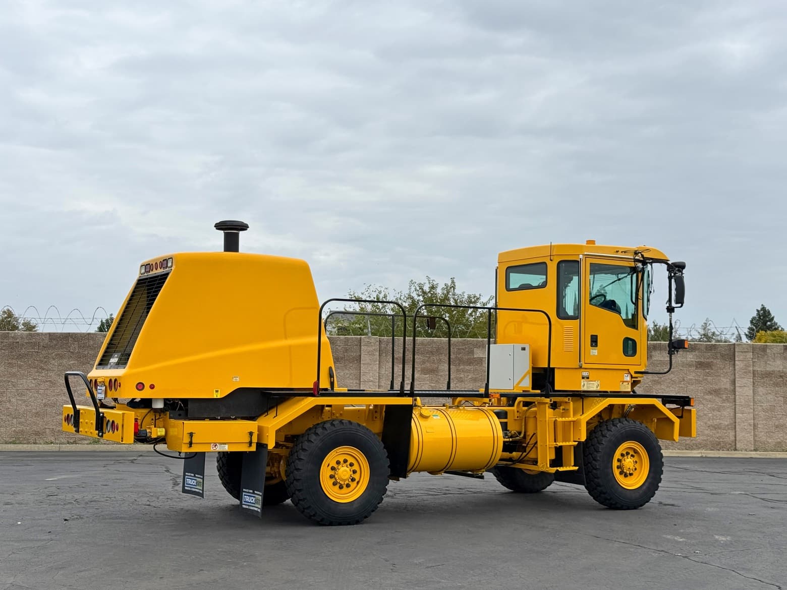 2011 Oshkosh 4x4 H2723B H-Series Chassis