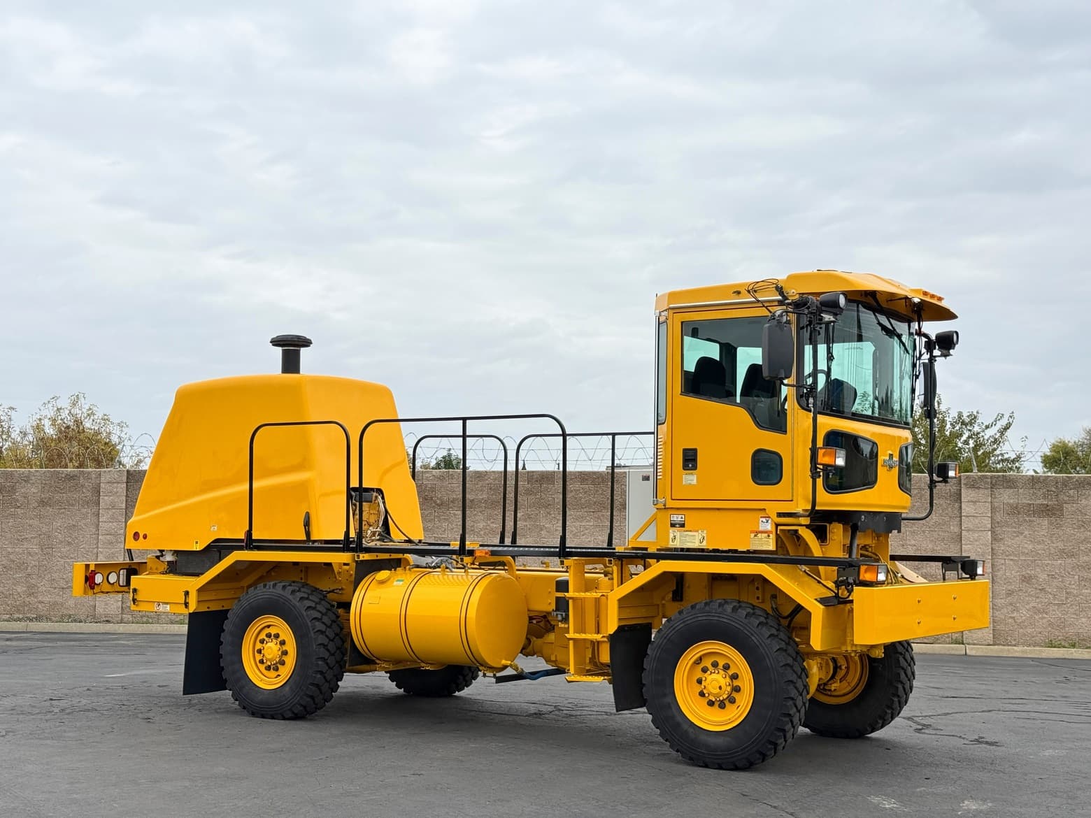 2011 Oshkosh 4x4 H2723B H-Series Chassis