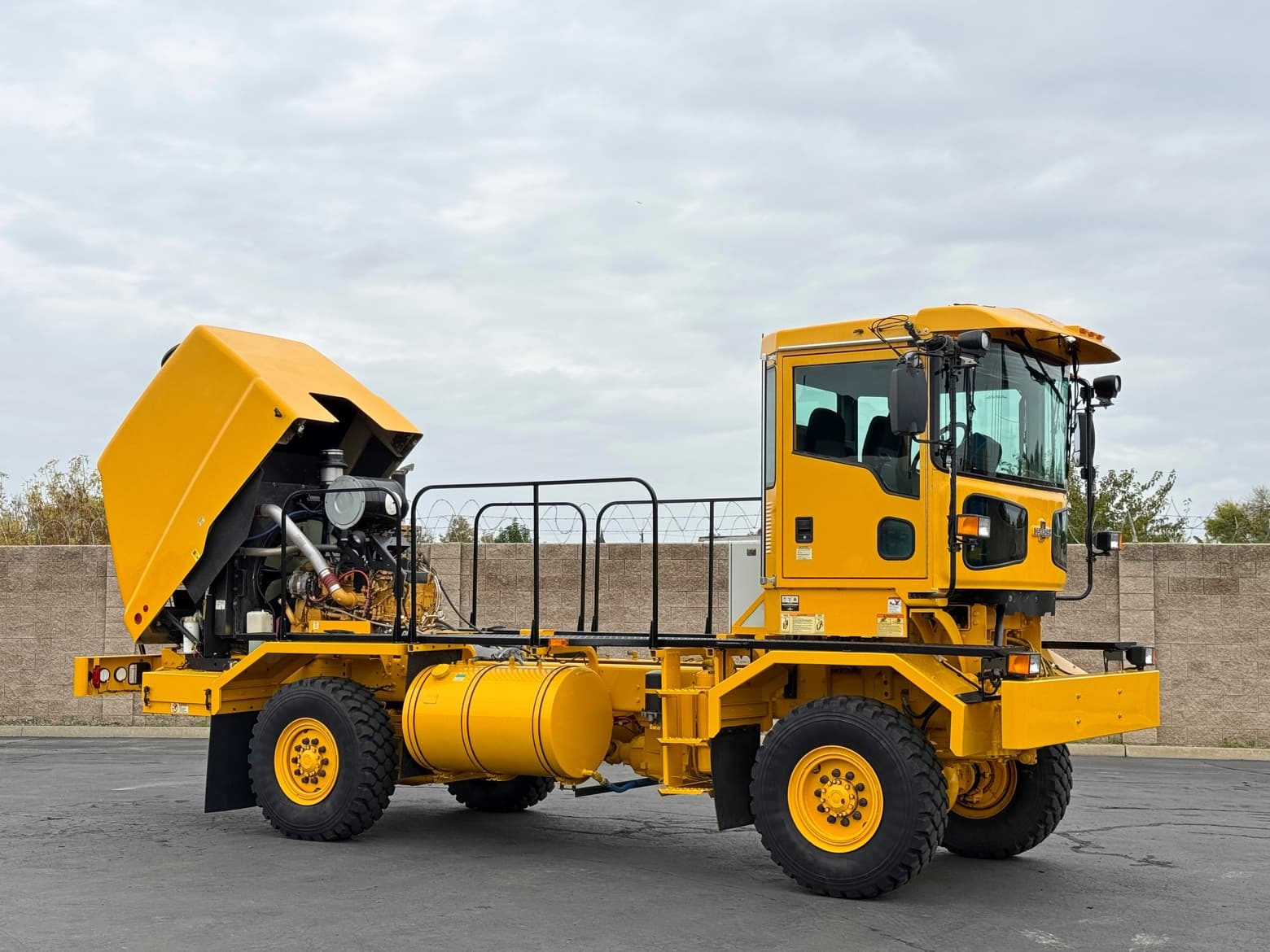 2011 Oshkosh 4x4 H2723B H-Series Chassis