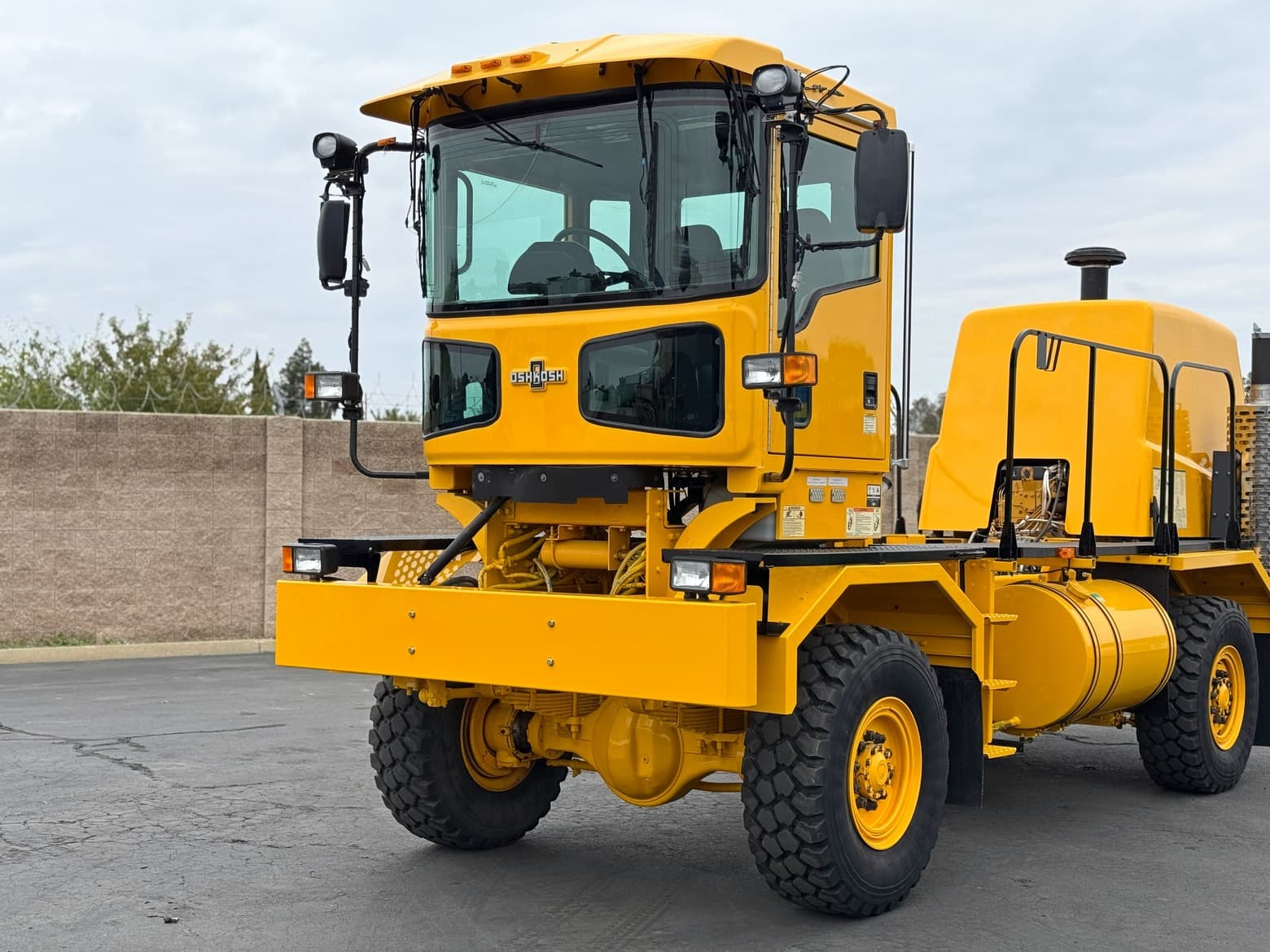 2011 Oshkosh 4x4 H2723B H-Series Chassis