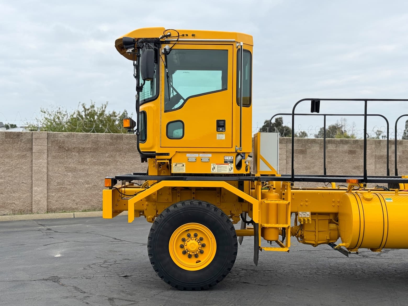 2011 Oshkosh 4x4 H2723B H-Series Chassis