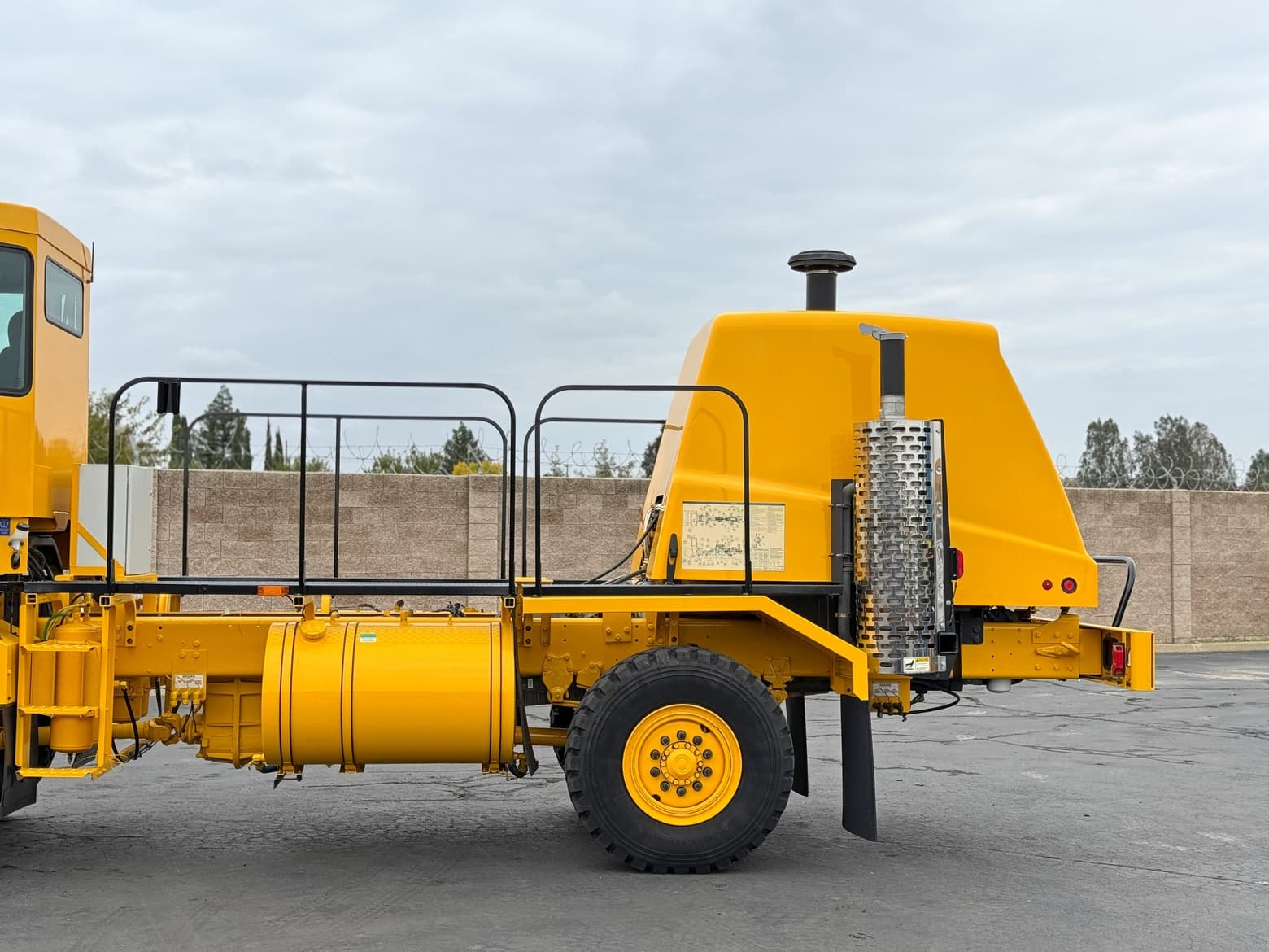 2011 Oshkosh 4x4 H2723B H-Series Chassis