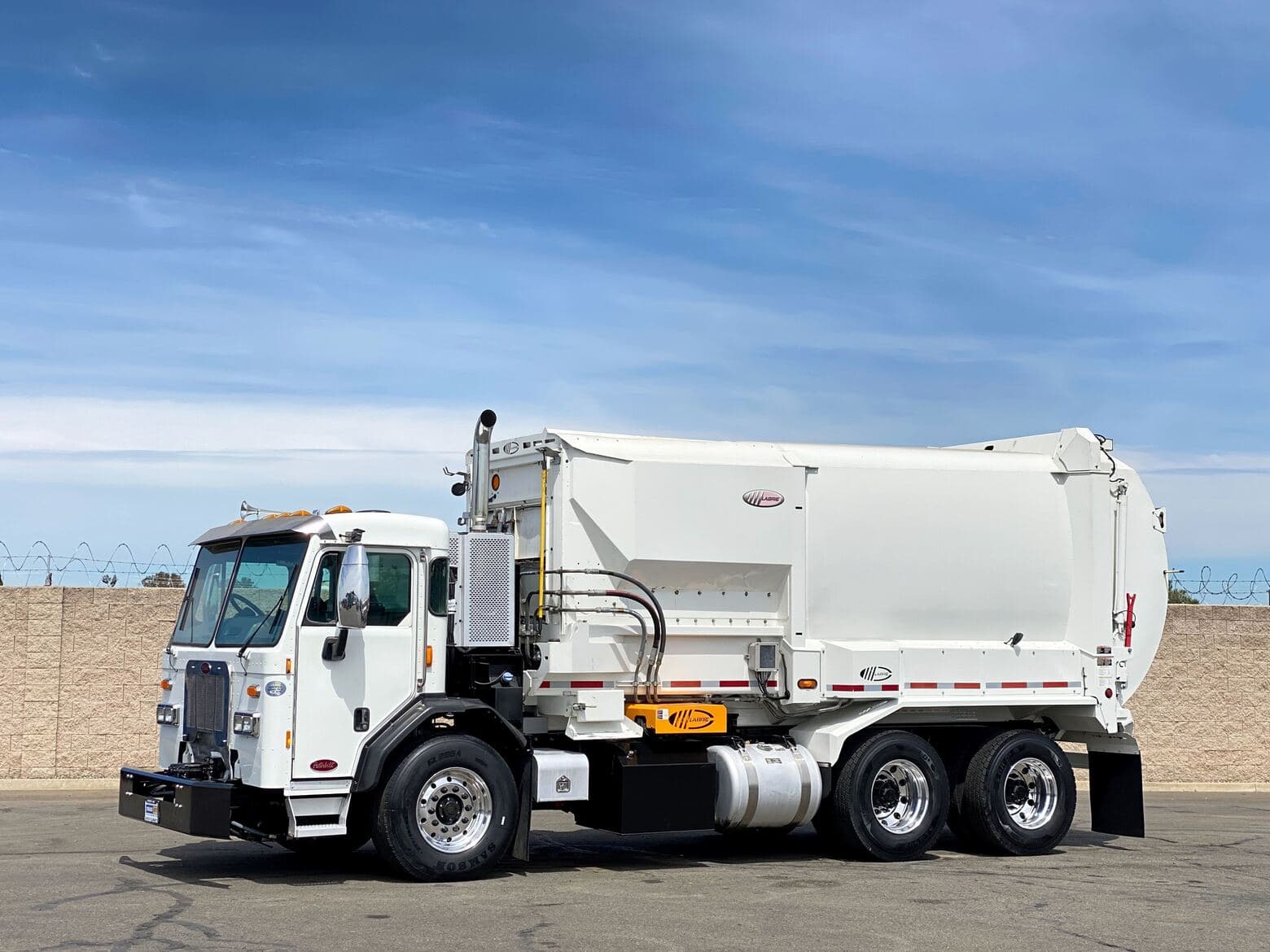 2019 Peterbilt 520 Labrie 31 YD Automated Side Loader