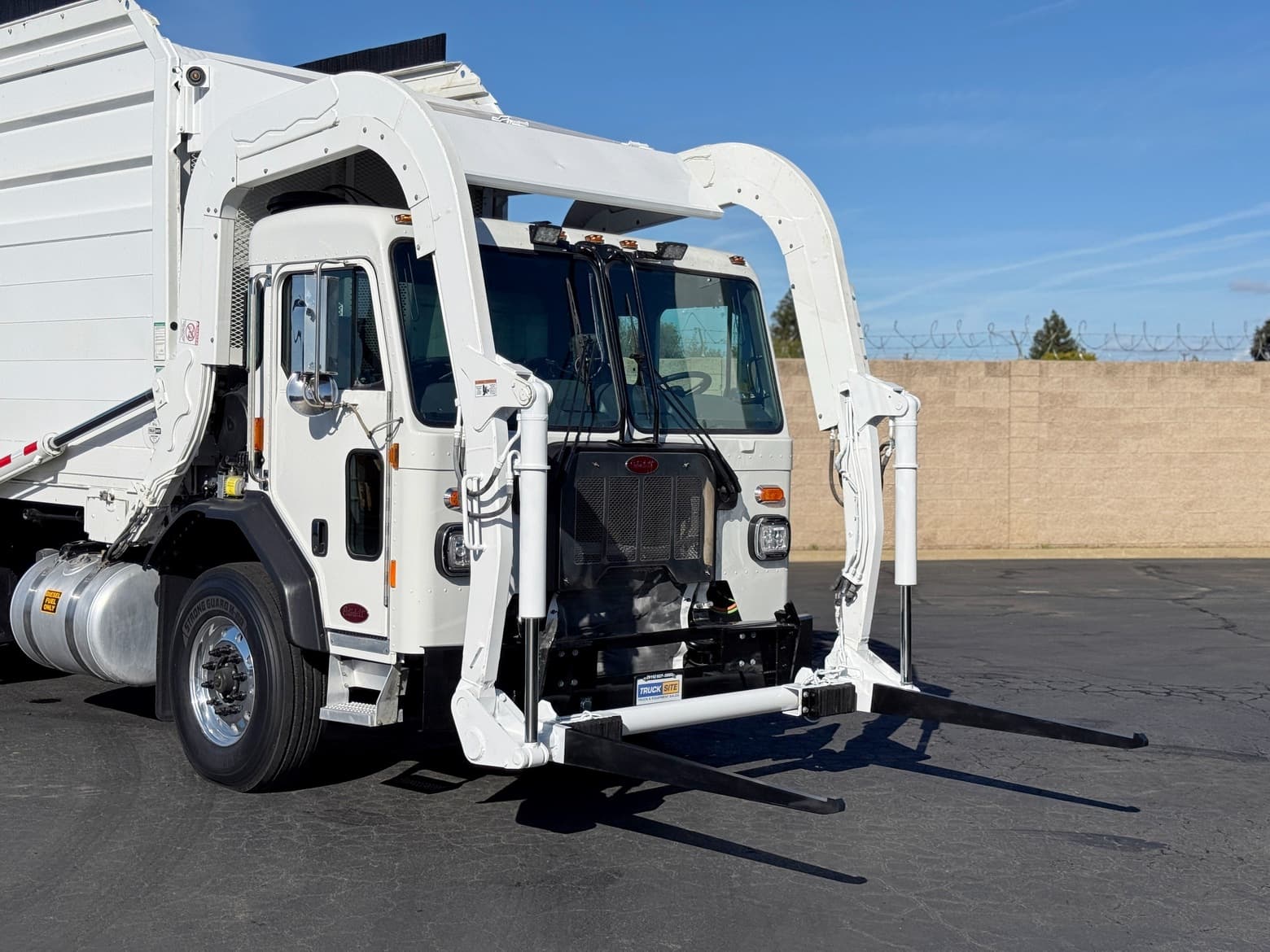 2020 Peterbilt 520 Heil Half Pack 40 YD Residential Front Loader