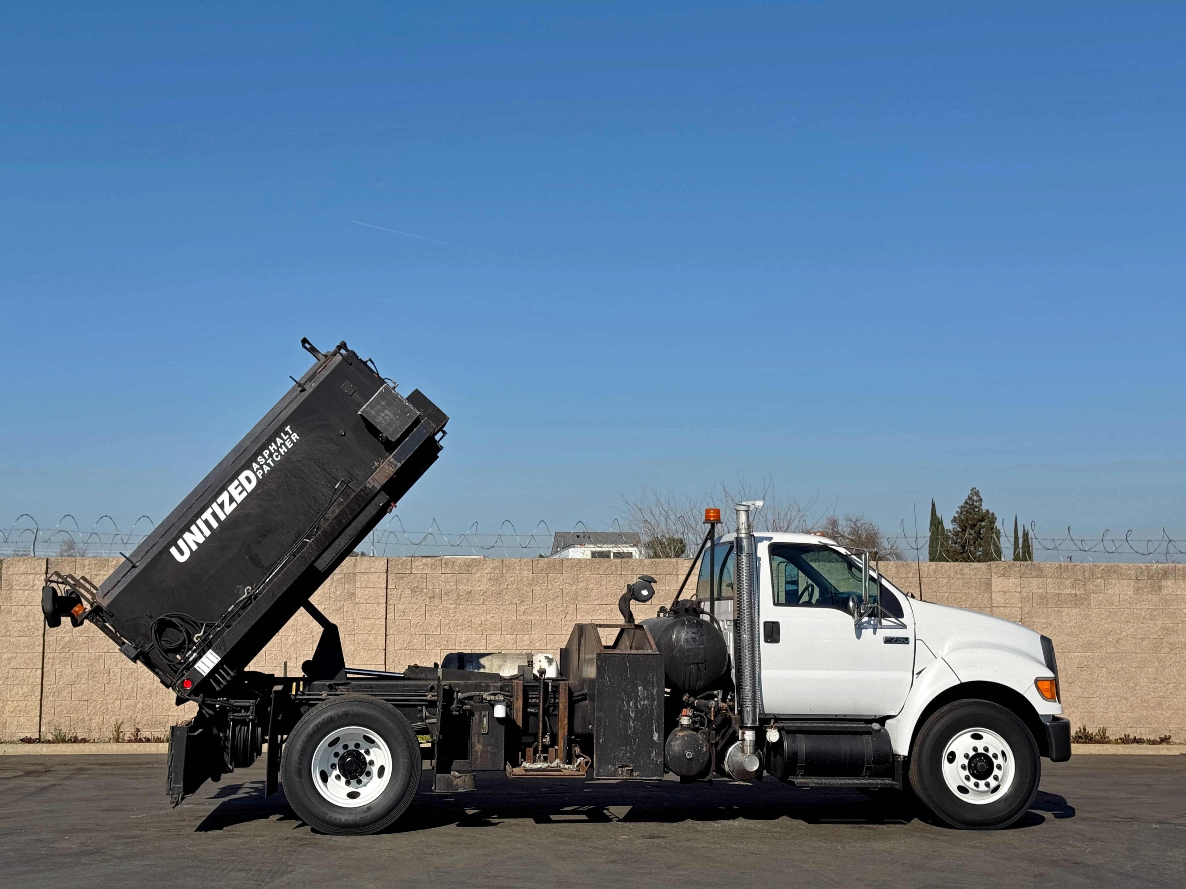 2004 Ford F750 PB Loader Asphalt Pothole Patcher
