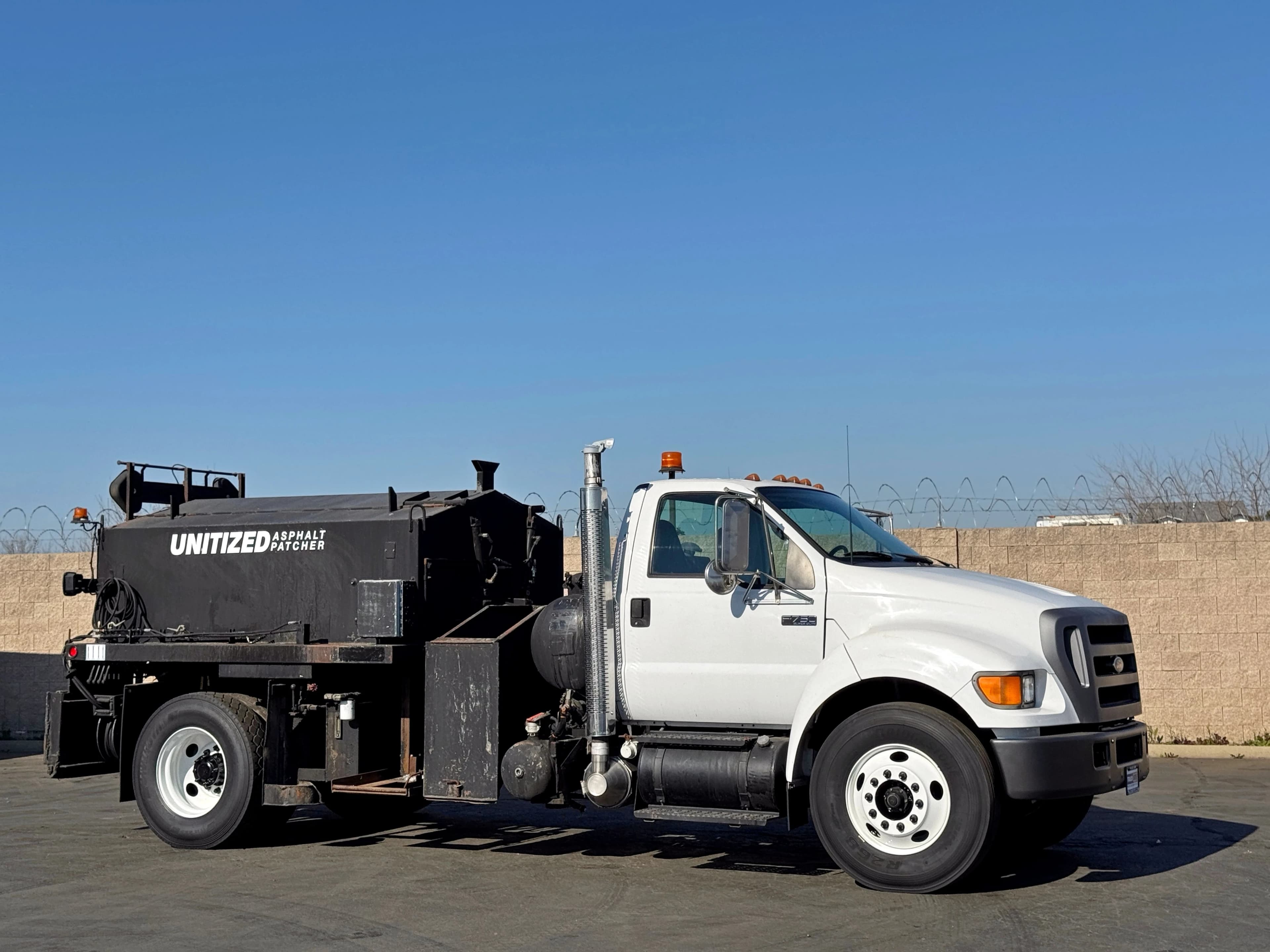 2004 Ford F750 PB Loader Asphalt Pothole Patcher