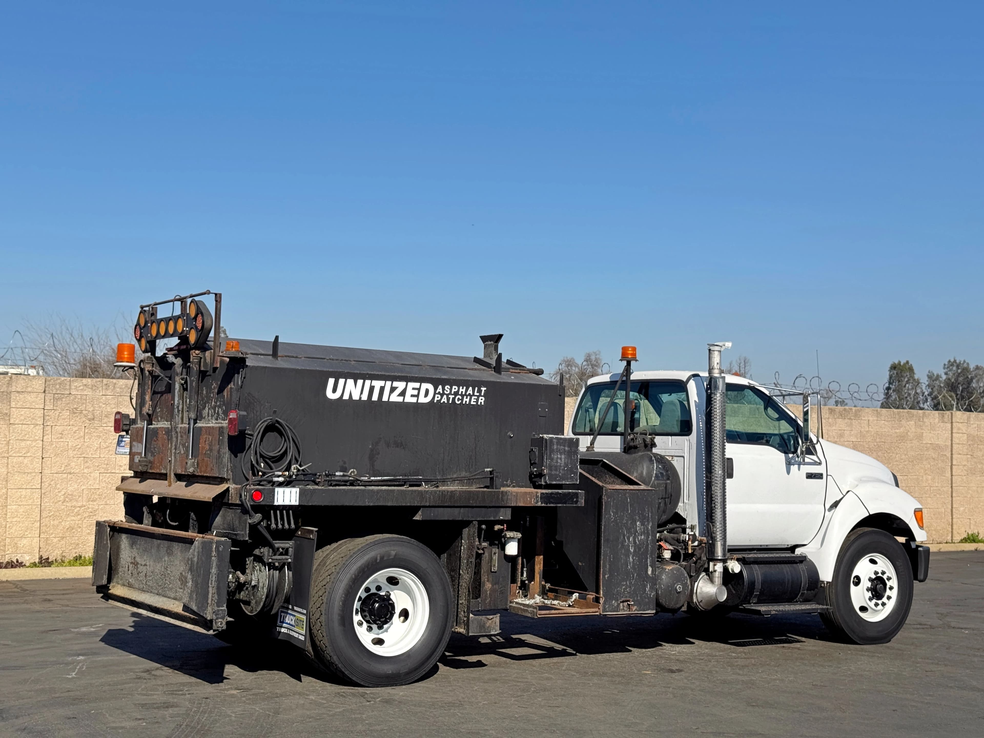 2004 Ford F750 PB Loader Asphalt Pothole Patcher
