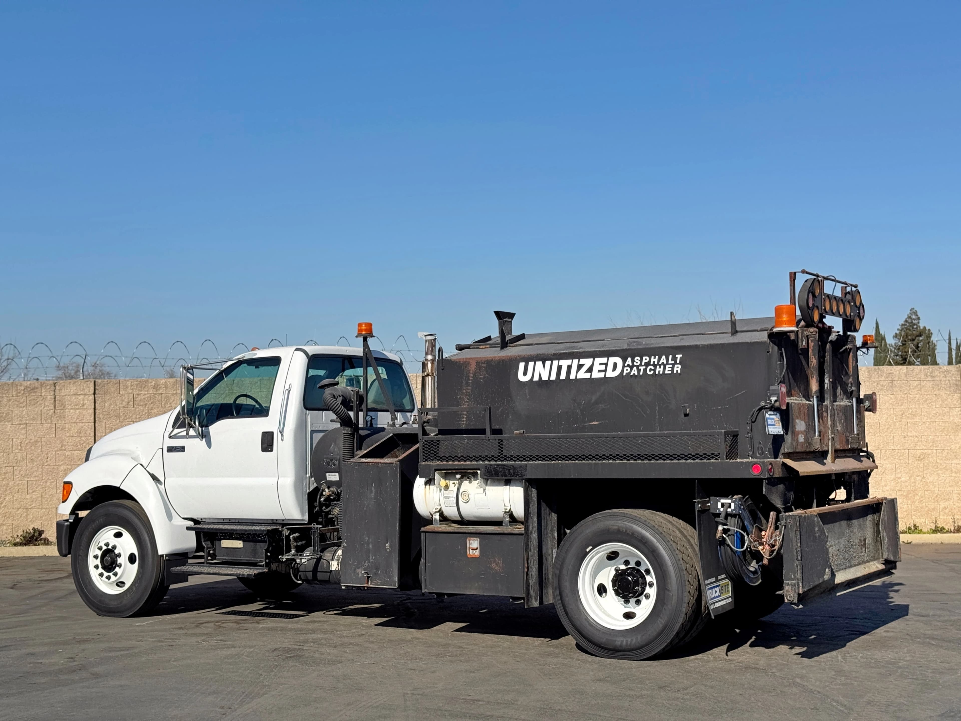 2004 Ford F750 PB Loader Asphalt Pothole Patcher