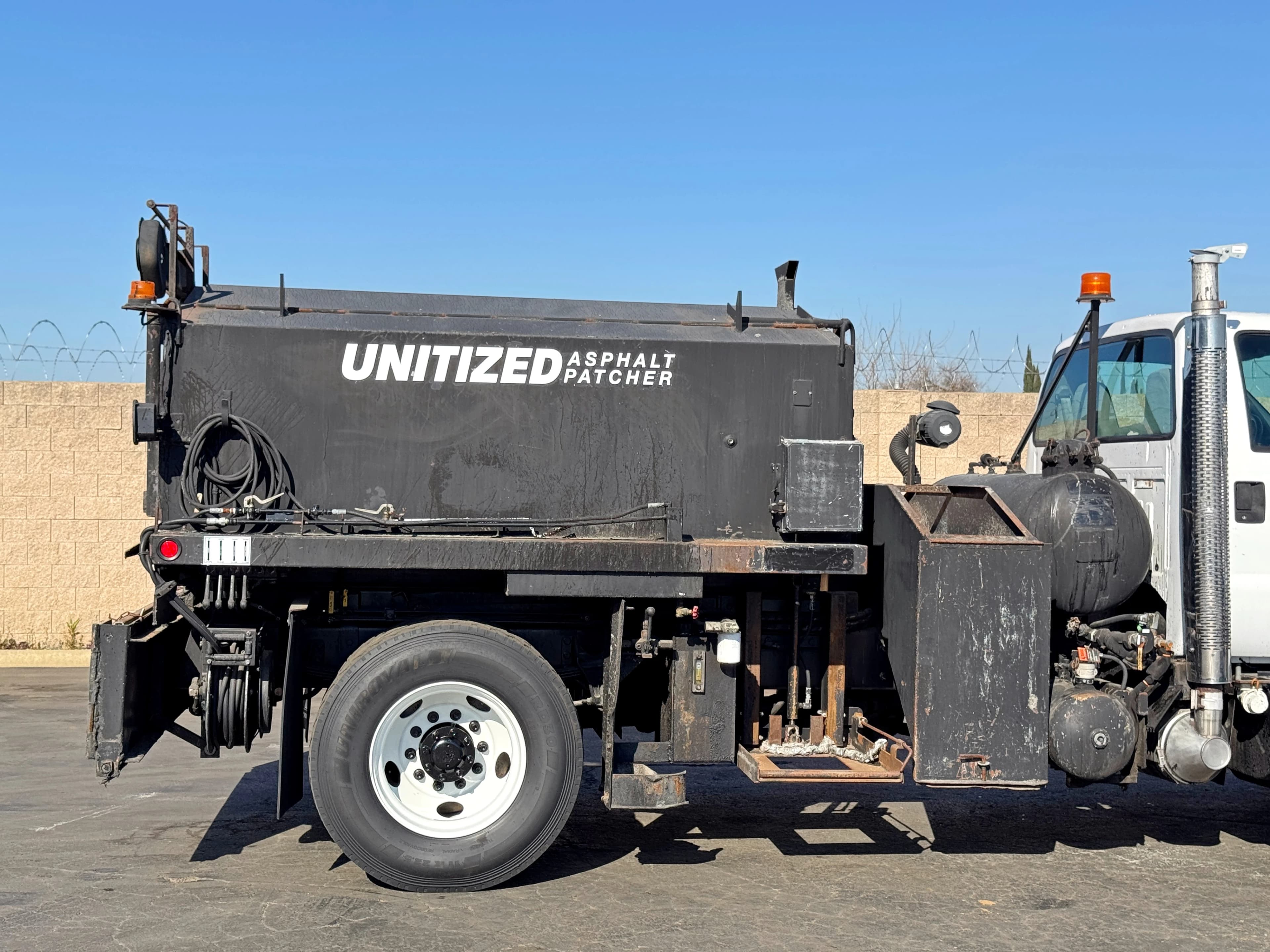 2004 Ford F750 PB Loader Asphalt Pothole Patcher