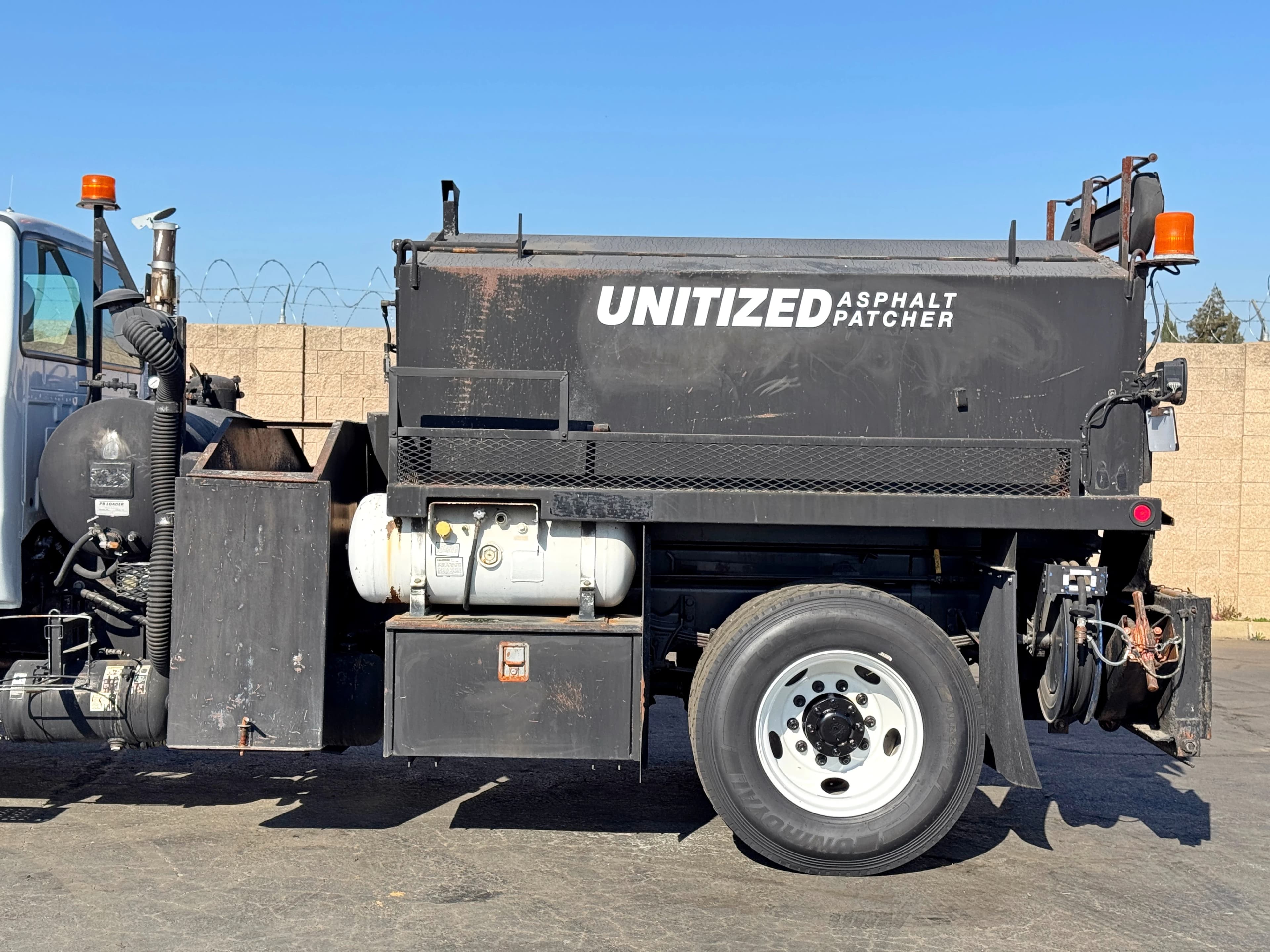 2004 Ford F750 PB Loader Asphalt Pothole Patcher