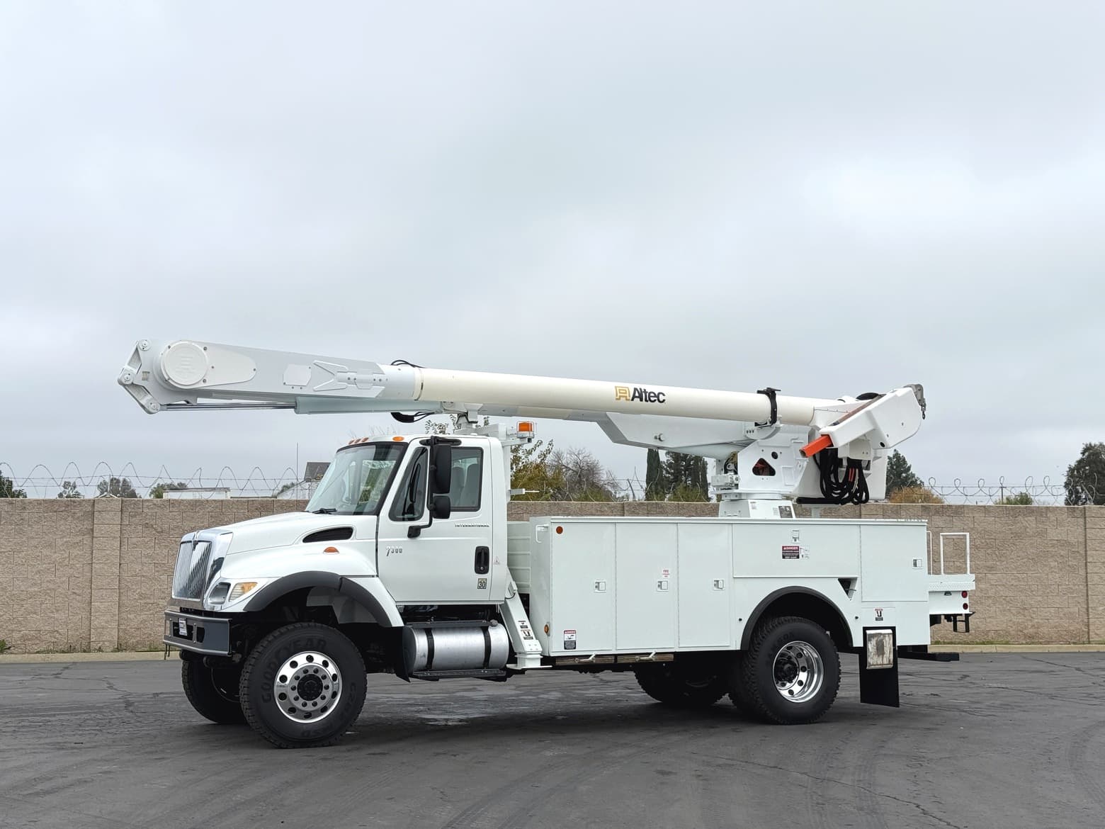 2005 International 4X4 7300 Altec AM855 Bucket Truck