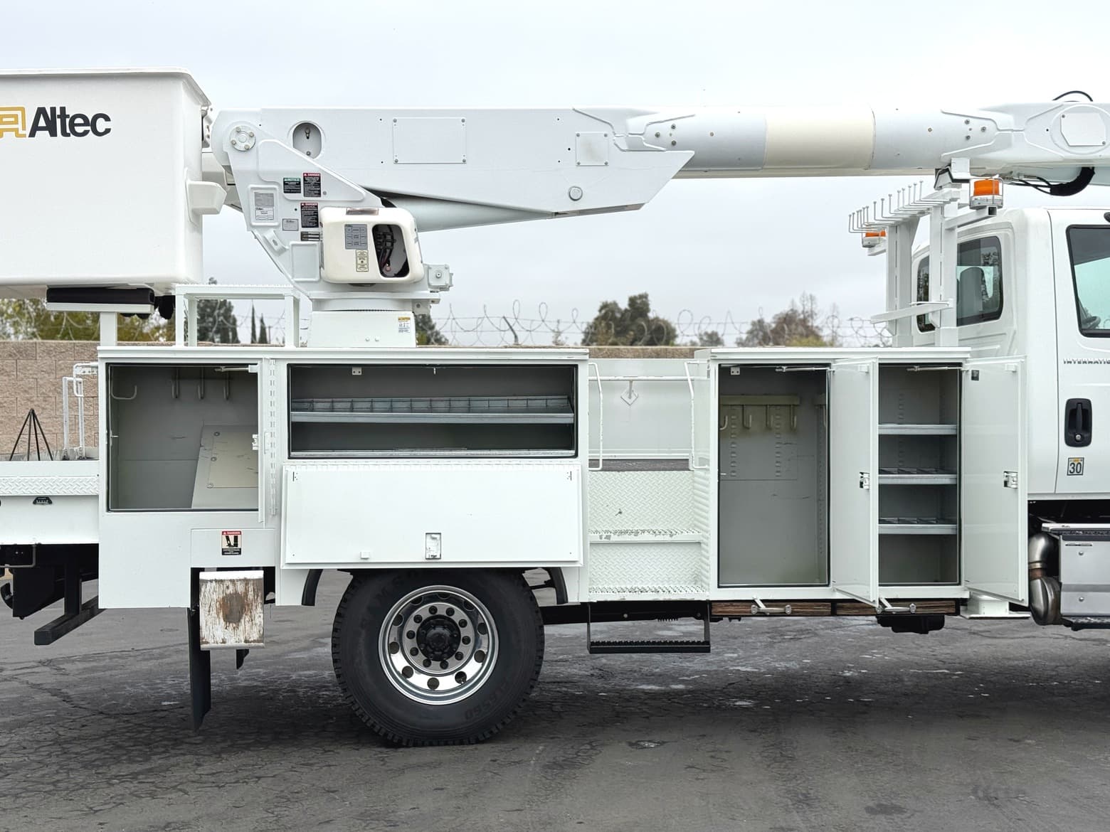 2005 International 4X4 7300 Altec AM855 Bucket Truck