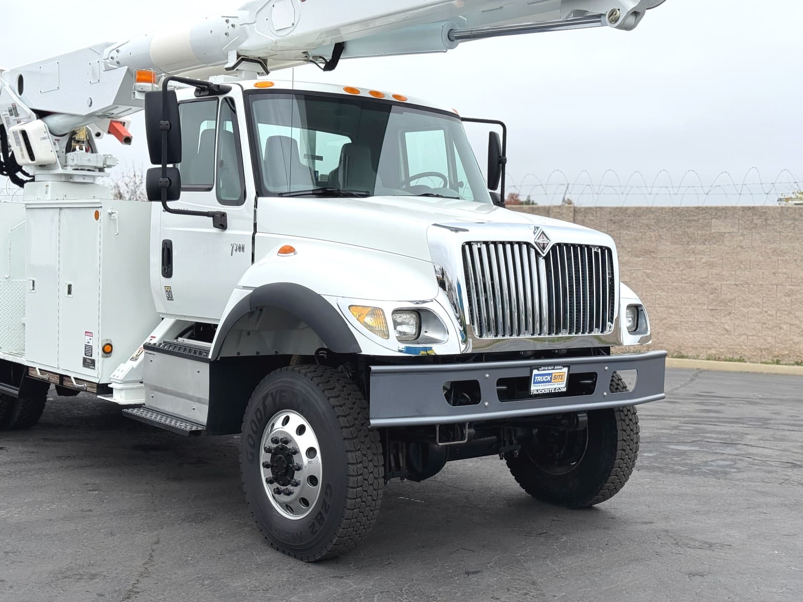 2005 International 4X4 7300 Altec AM855 Bucket Truck