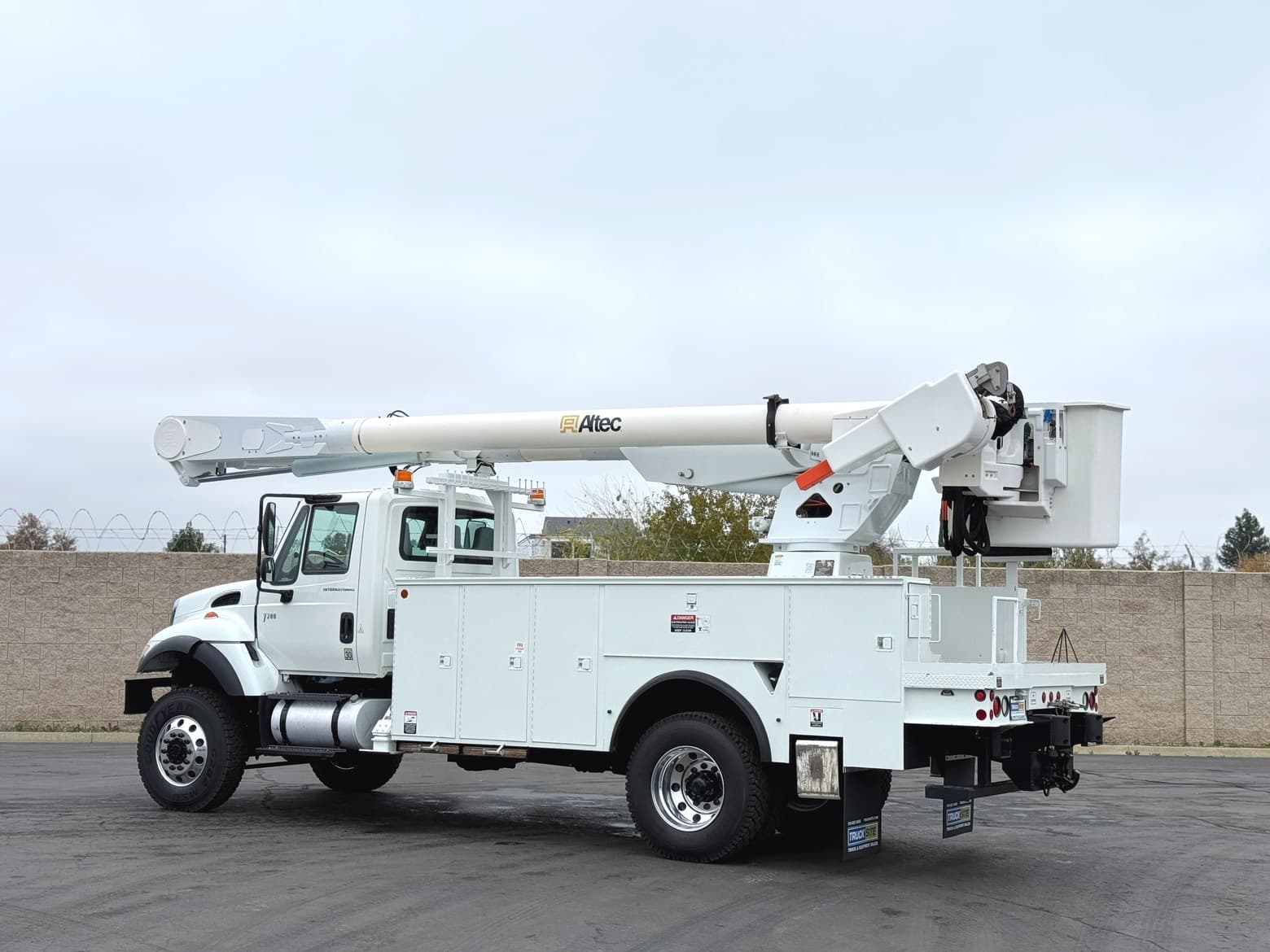 2005 International 4X4 7300 Altec AM855 Bucket Truck
