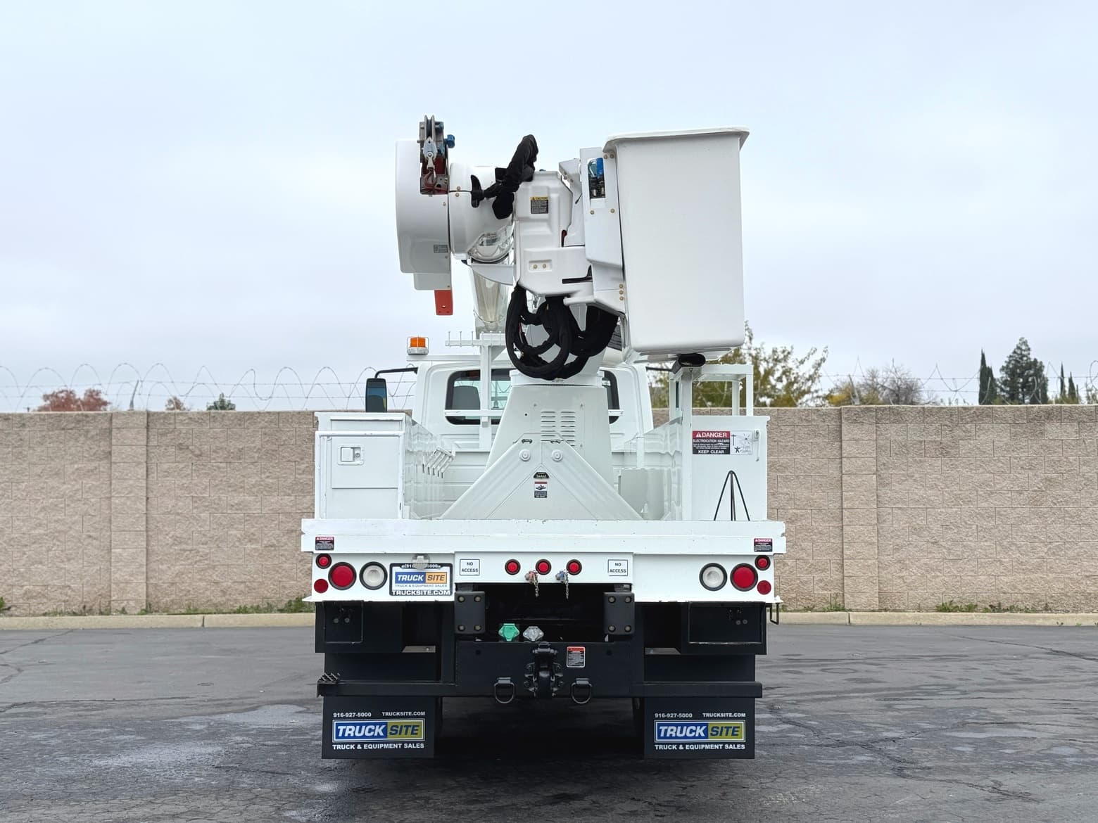 2005 International 4X4 7300 Altec AM855 Bucket Truck