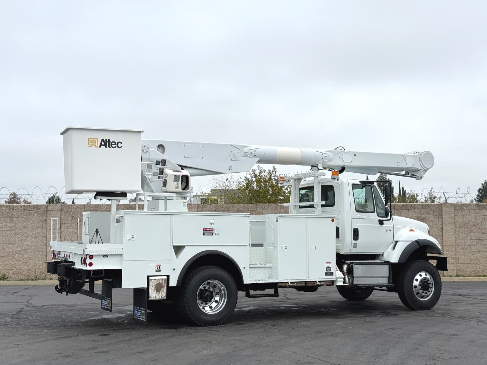 2005 International 4X4 7300 Altec AM855 Bucket Truck