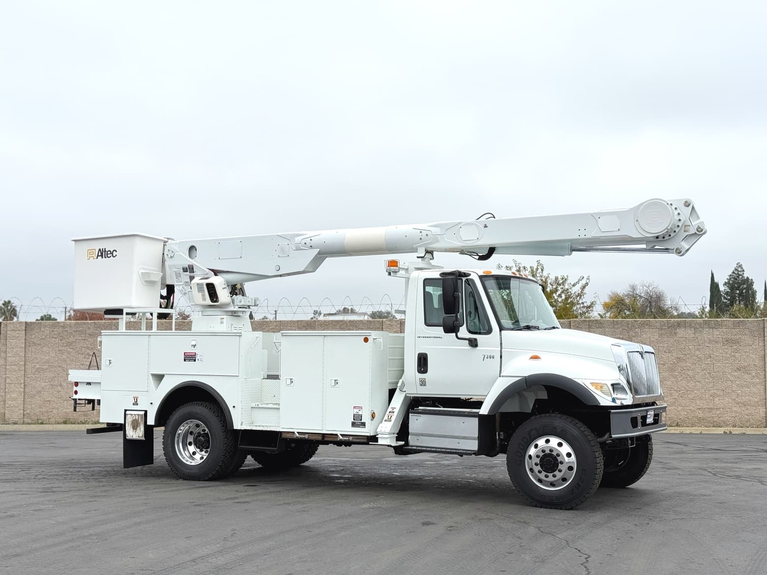 2005 International 4X4 7300 Altec AM855 Bucket Truck