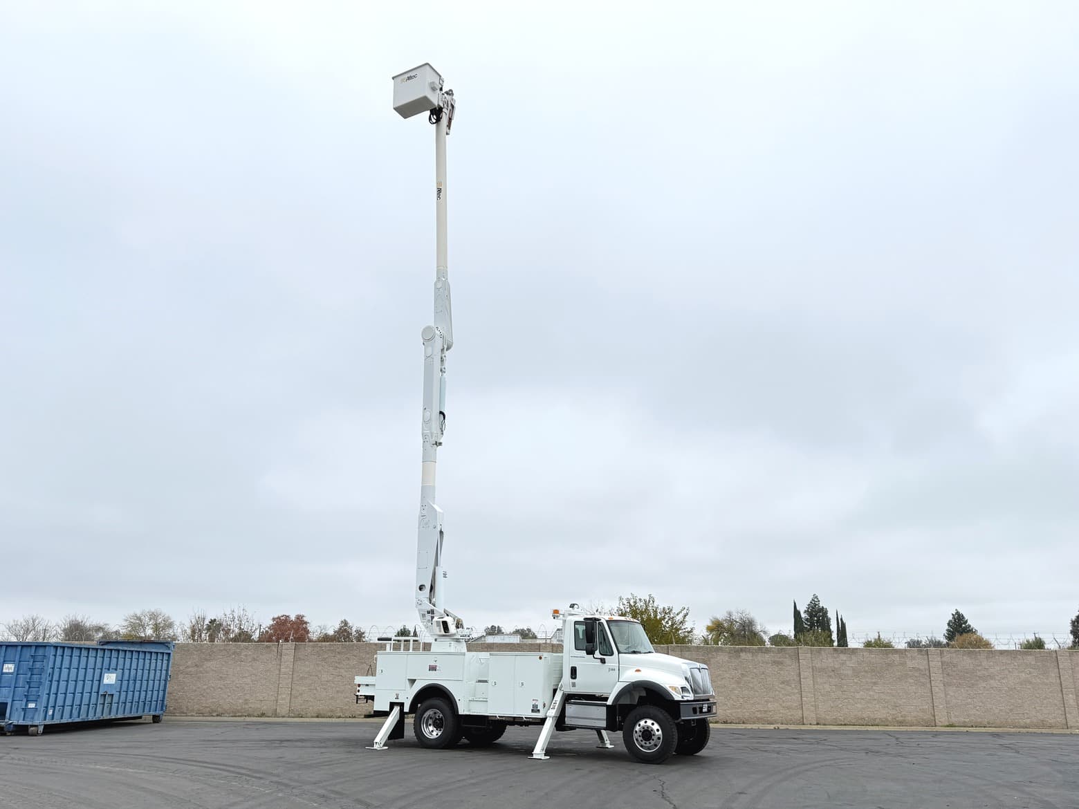2005 International 4X4 7300 Altec AM855 Bucket Truck