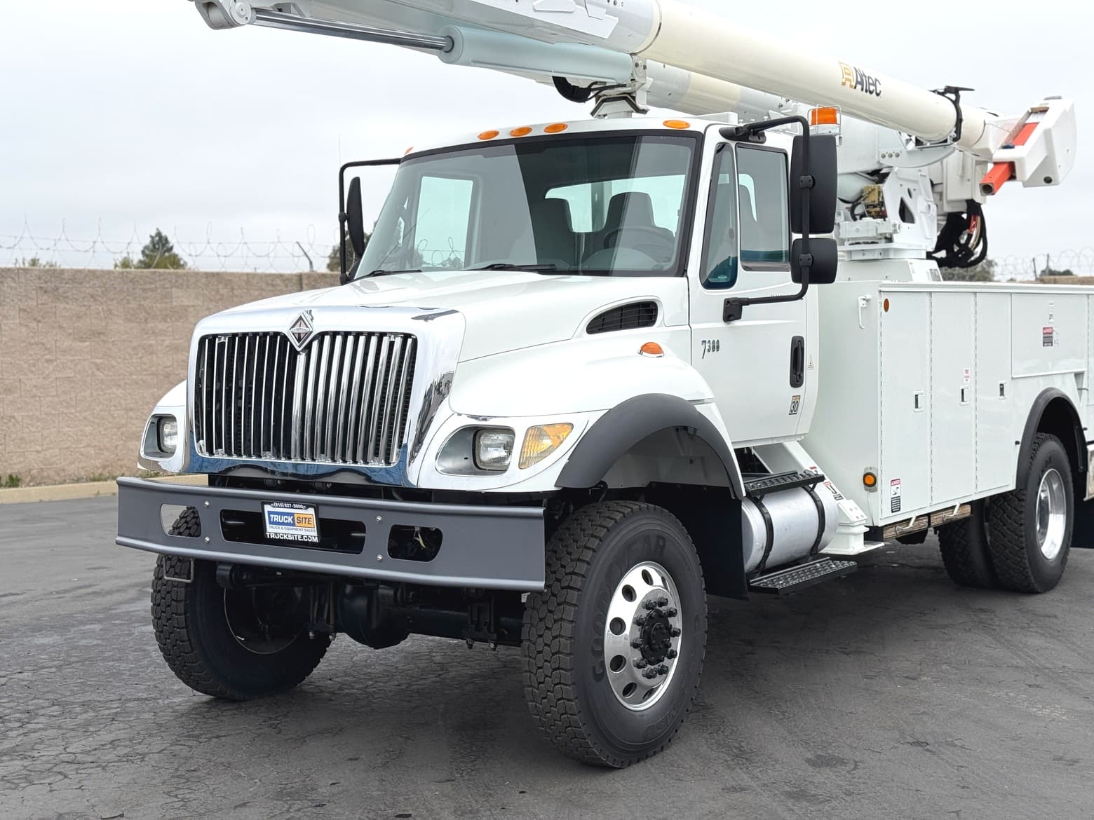 2005 International 4X4 7300 Altec AM855 Bucket Truck