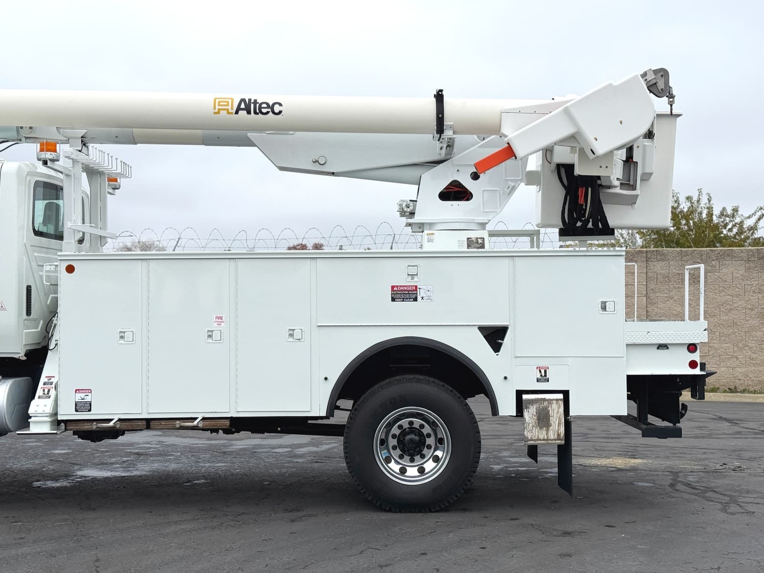 2005 International 4X4 7300 Altec AM855 Bucket Truck