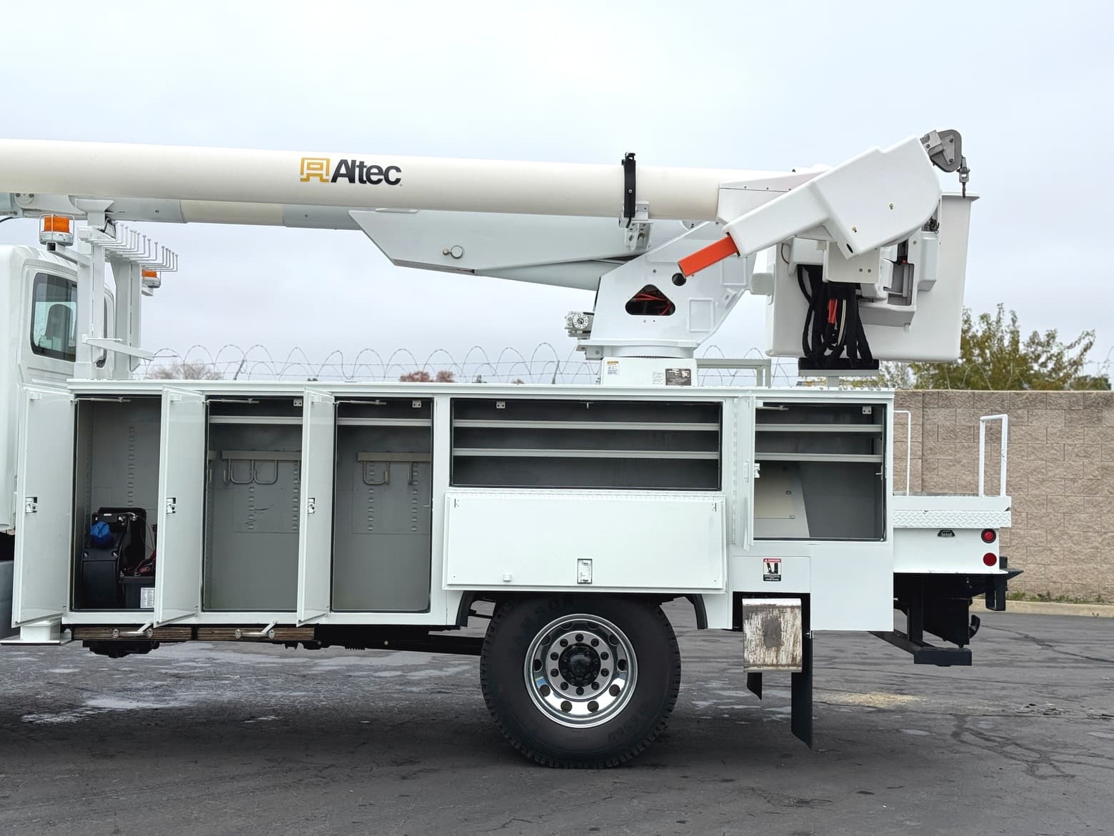 2005 International 4X4 7300 Altec AM855 Bucket Truck
