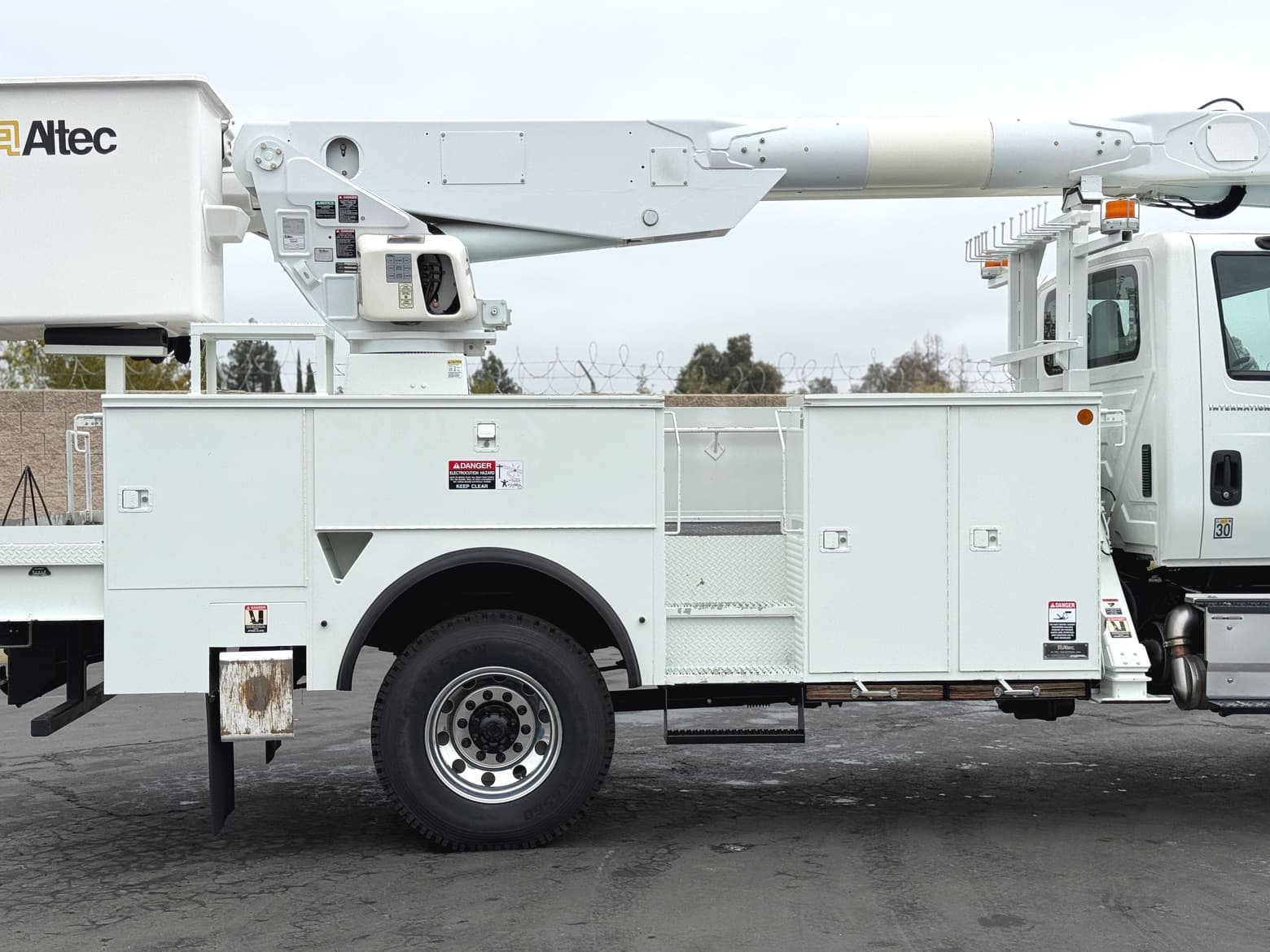 2005 International 4X4 7300 Altec AM855 Bucket Truck