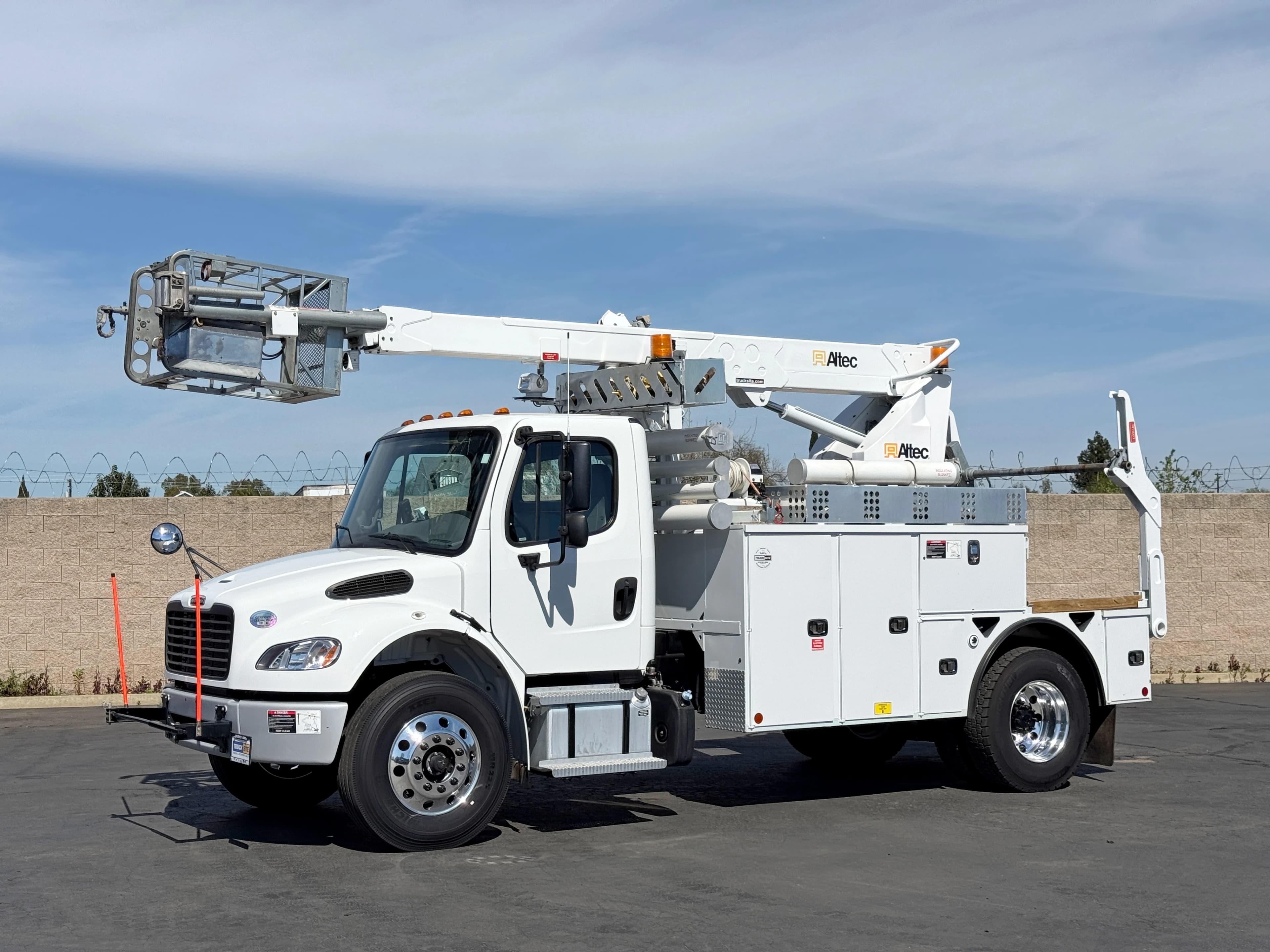2022 Freightliner M2 106 Altec T40P Aerial Cable Placer