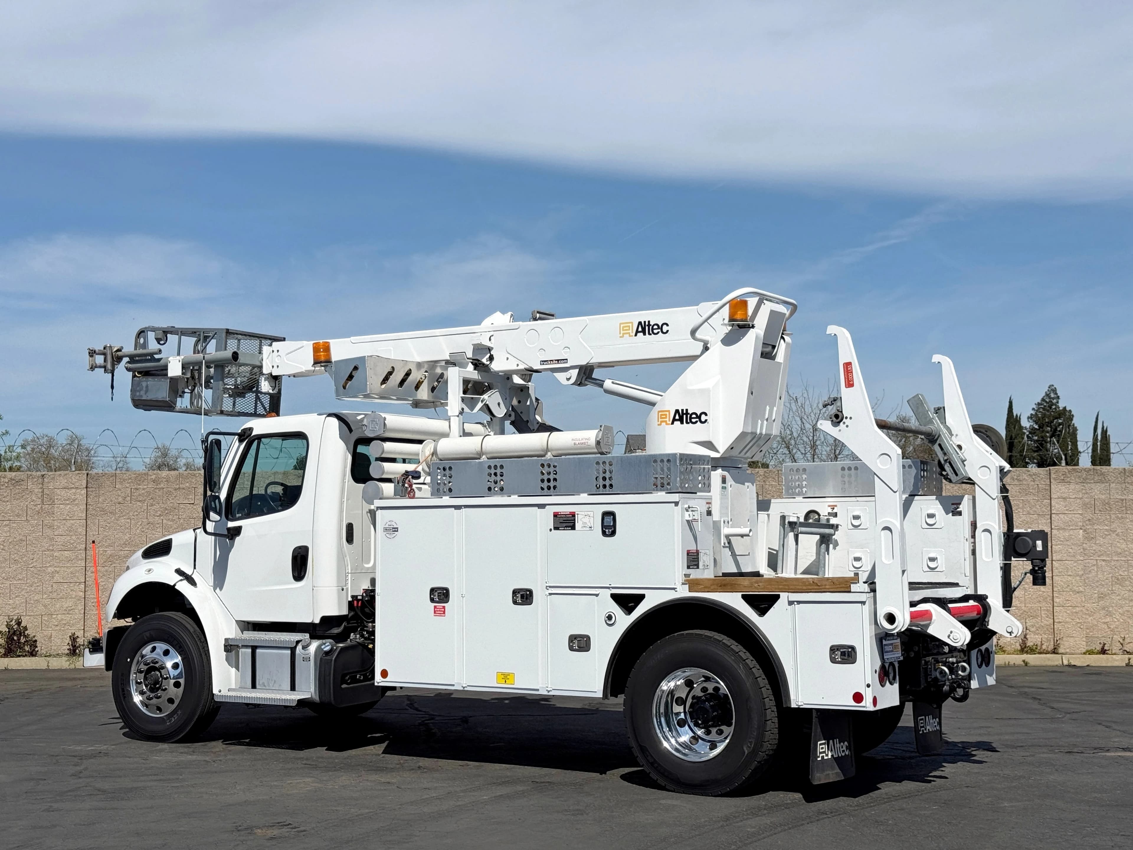 2022 Freightliner M2 106 Altec T40P Aerial Cable Placer