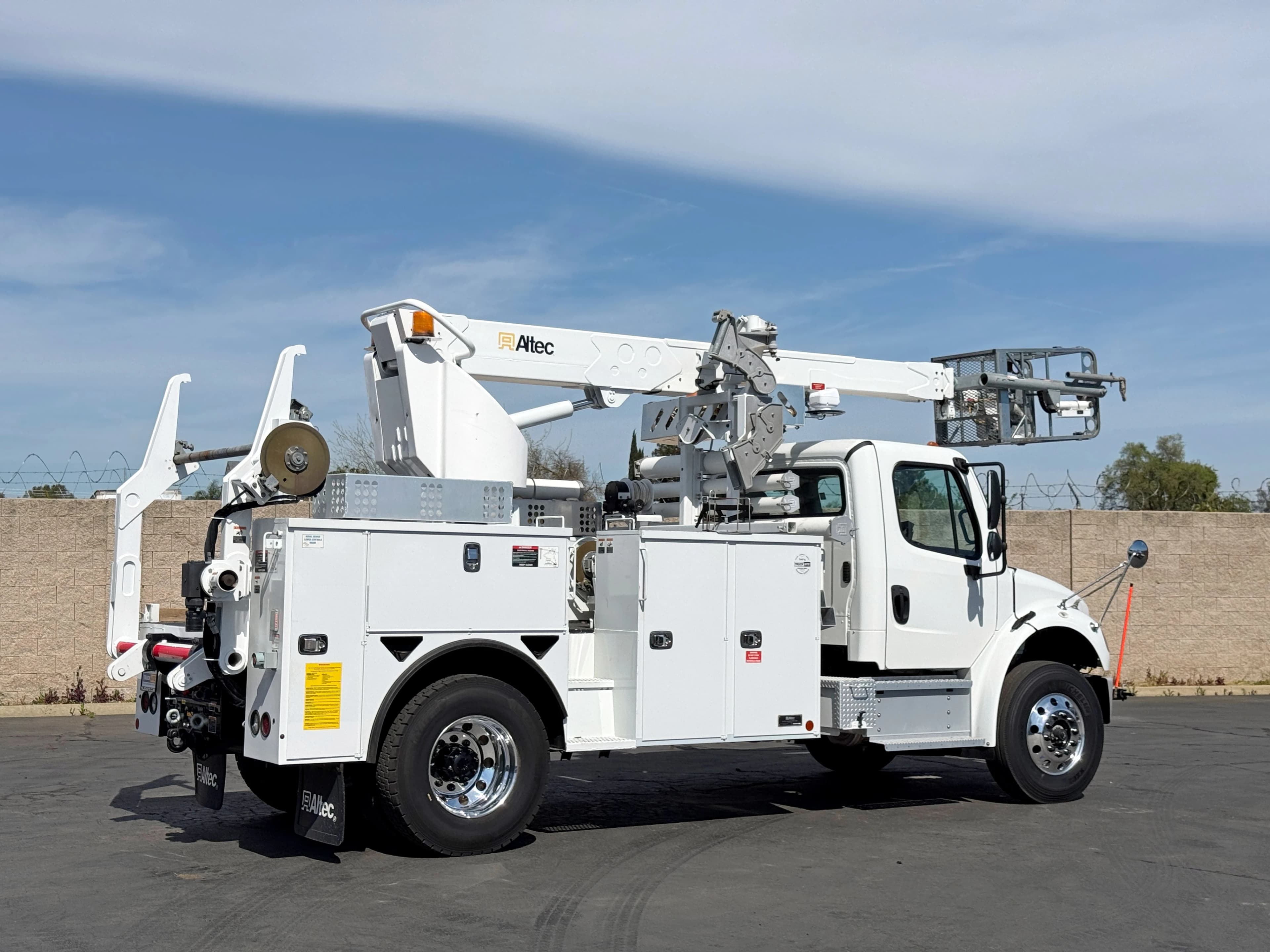 2022 Freightliner M2 106 Altec T40P Aerial Cable Placer