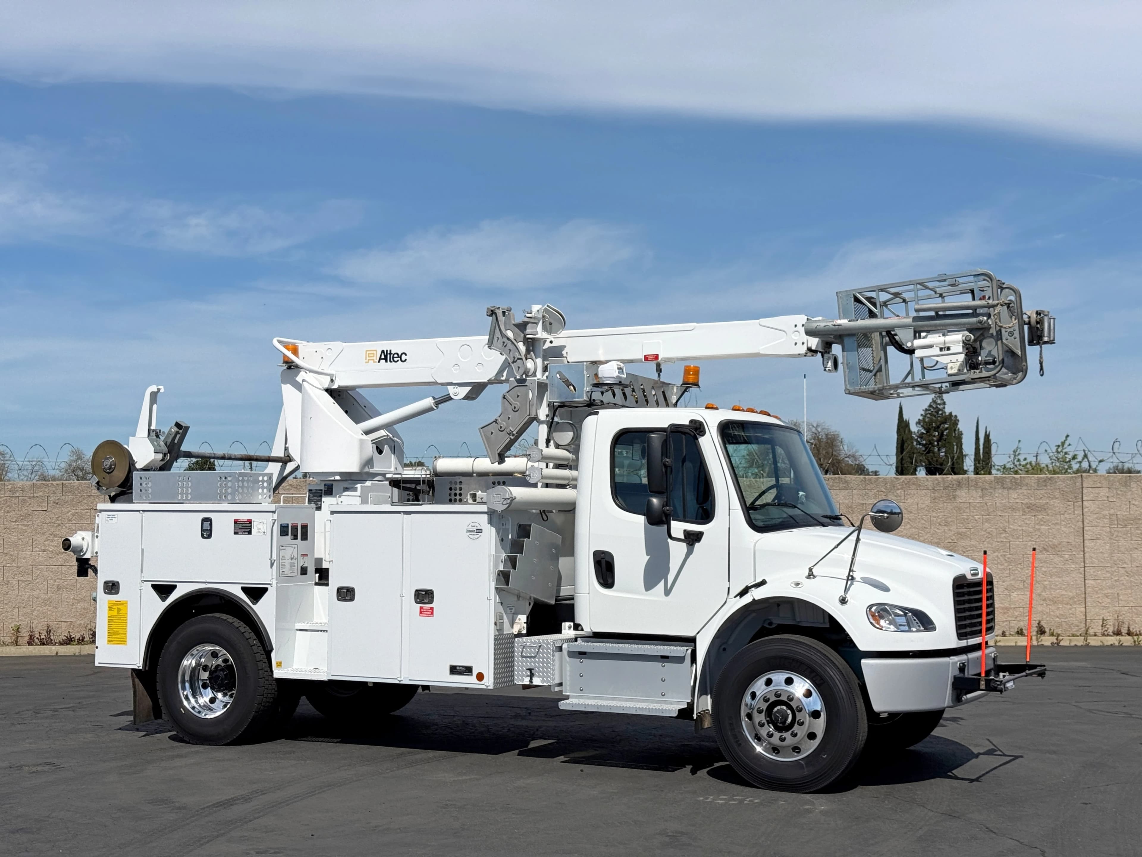 2022 Freightliner M2 106 Altec T40P Aerial Cable Placer