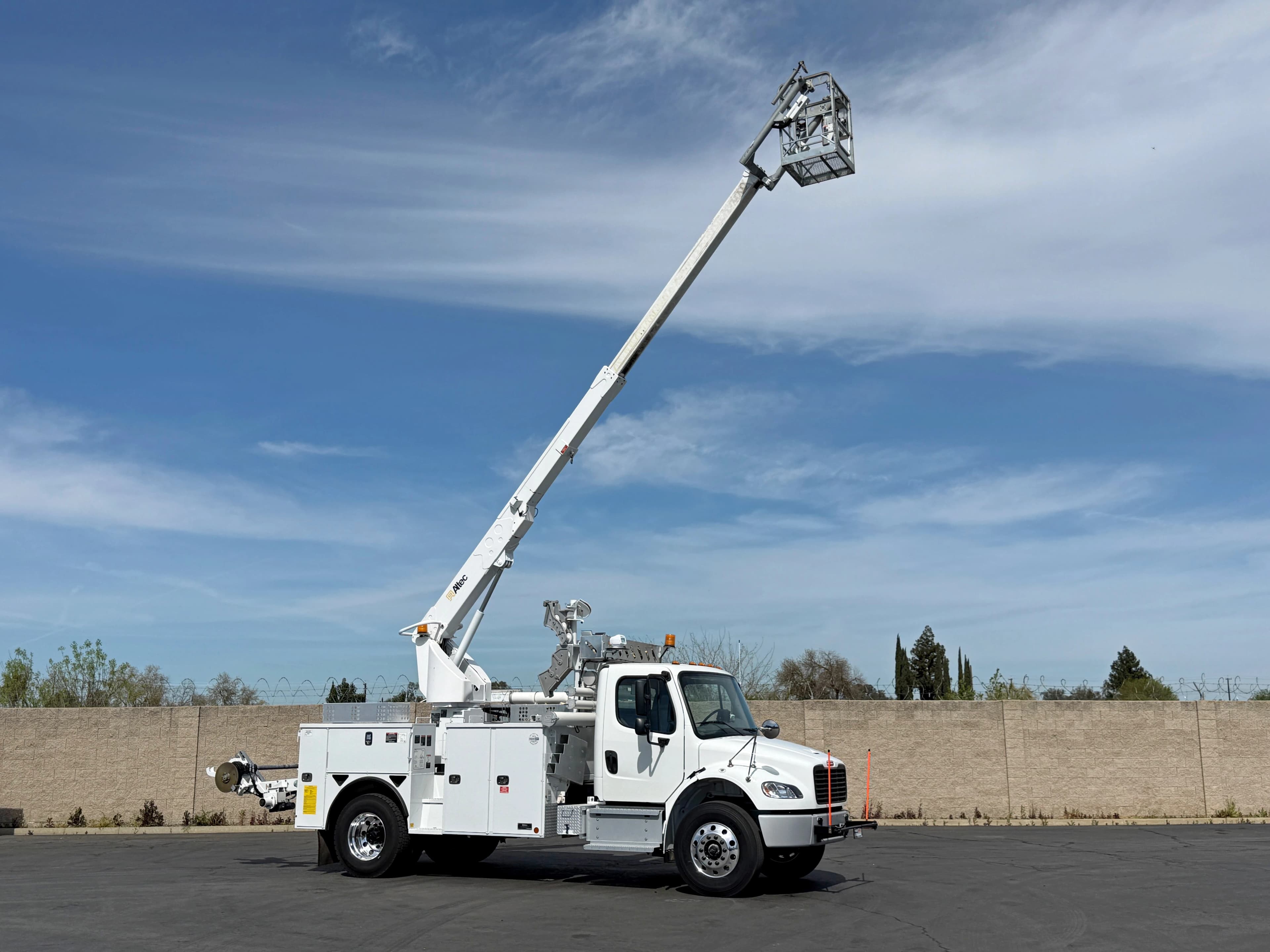 2022 Freightliner M2 106 Altec T40P Aerial Cable Placer