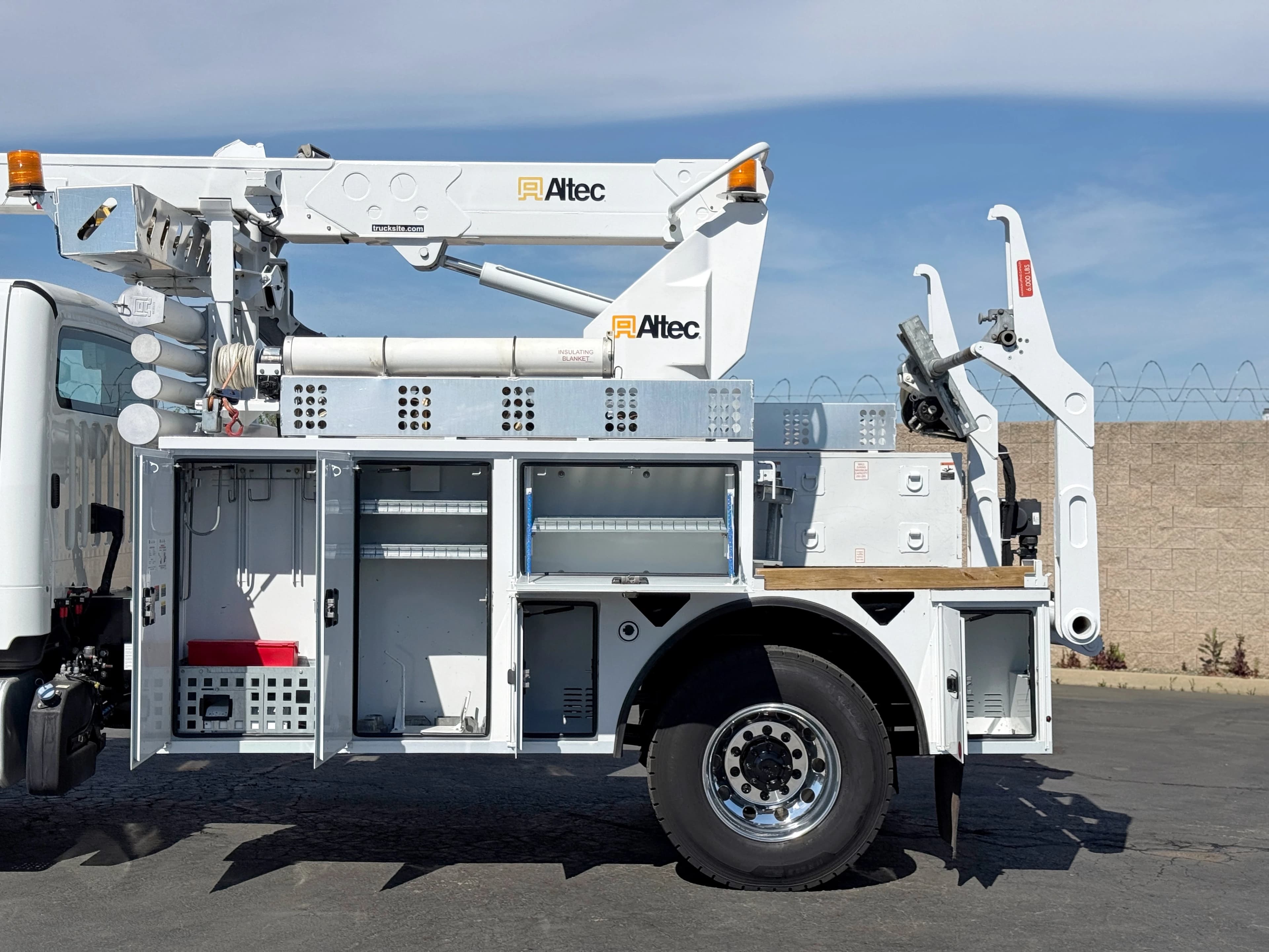 2022 Freightliner M2 106 Altec T40P Aerial Cable Placer