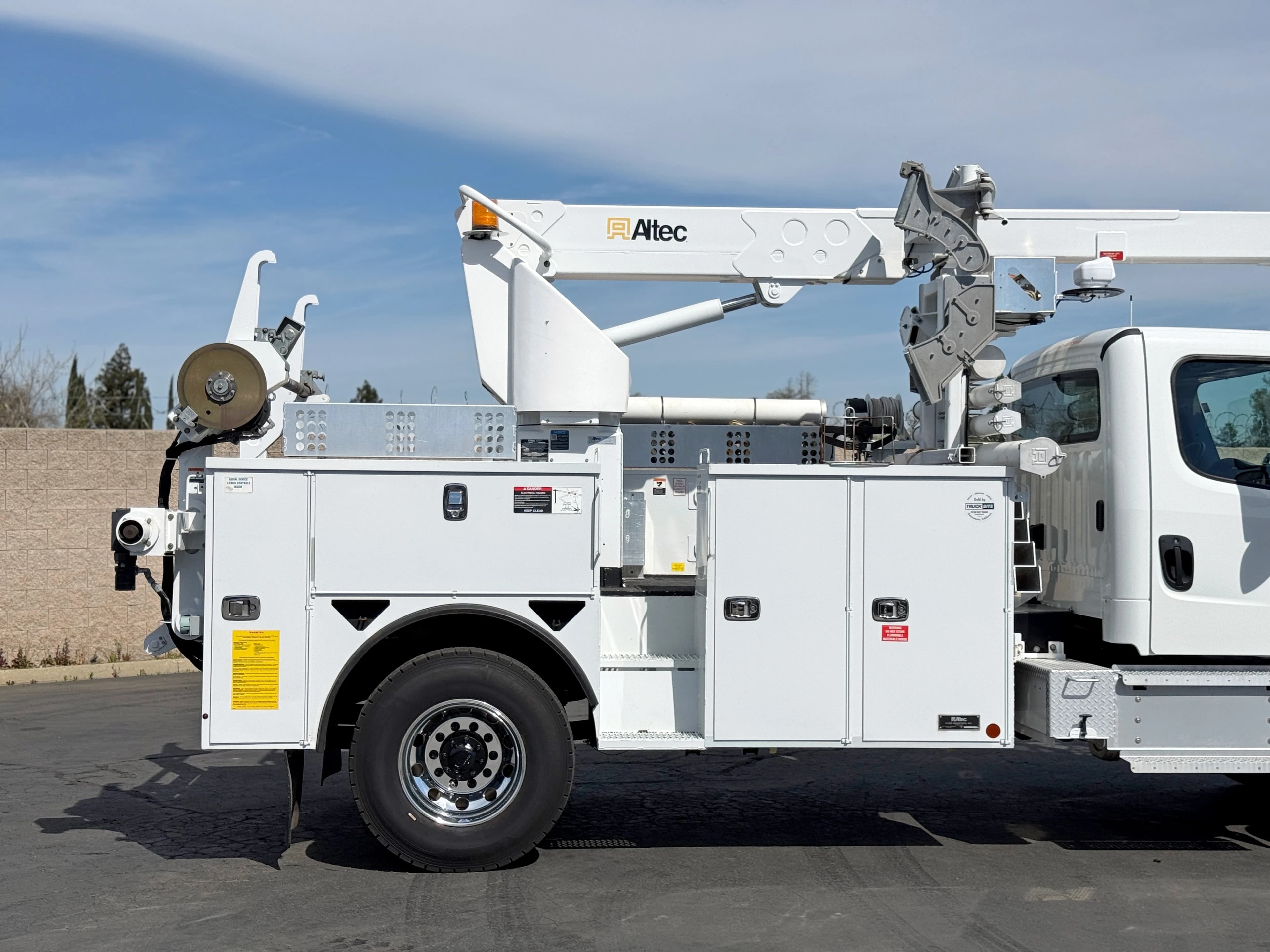2022 Freightliner M2 106 Altec T40P Aerial Cable Placer