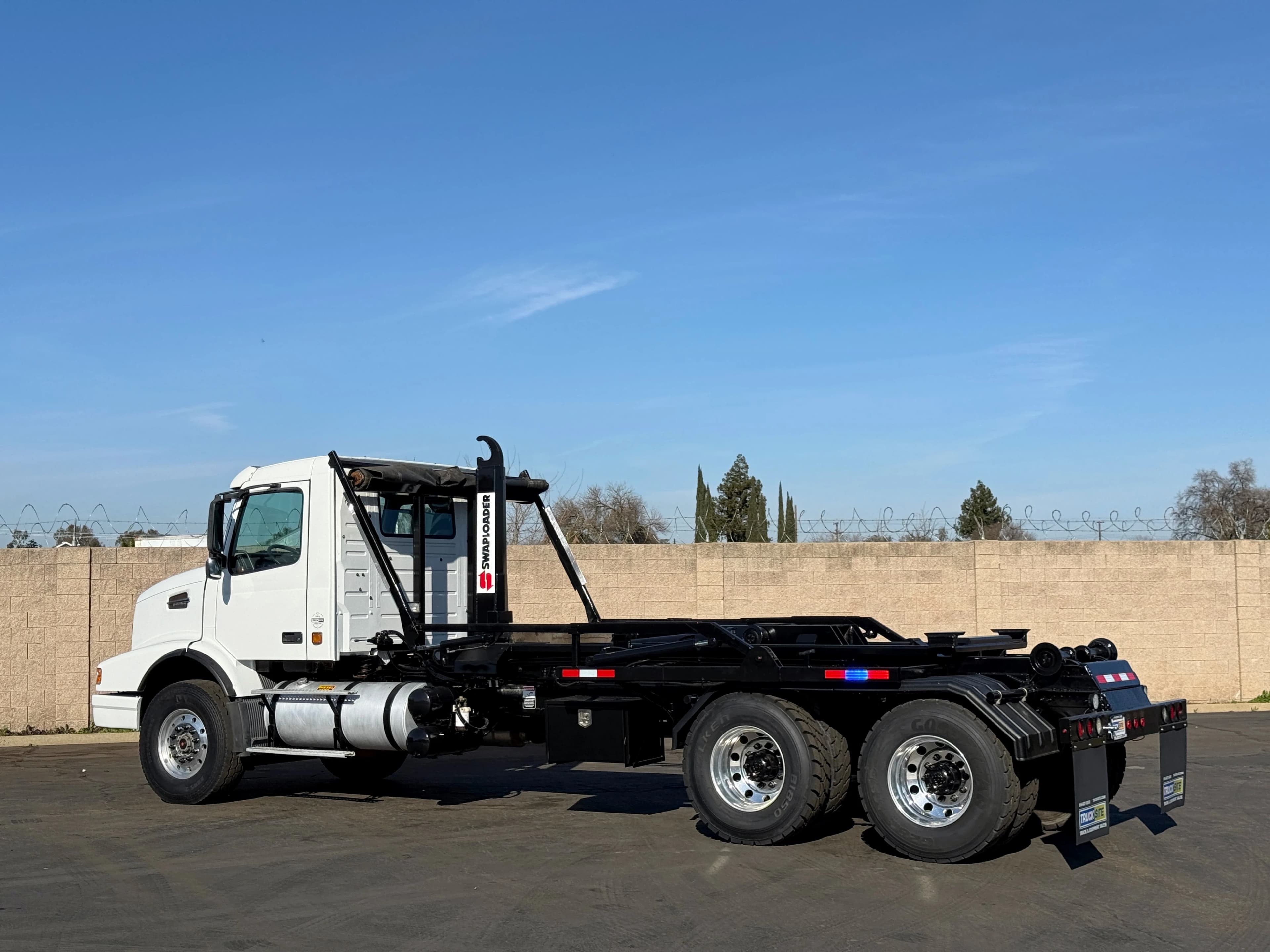 2005 Volvo VHD Swaploader SL-405 Hooklift Hoist Truck