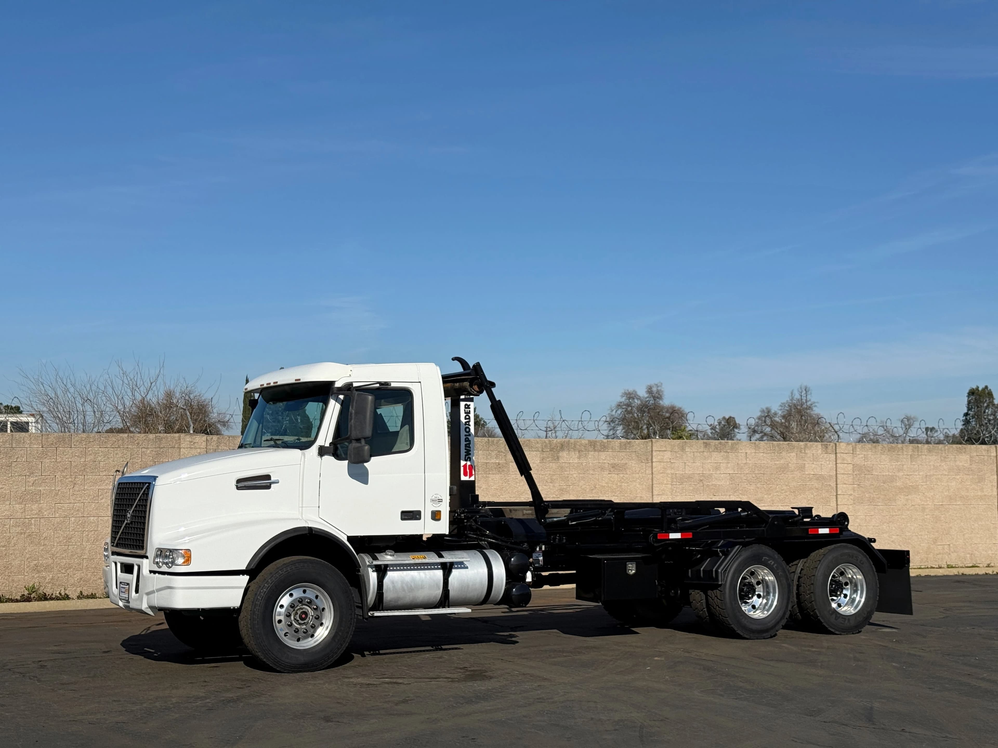 2005 Volvo VHD Swaploader SL-405 Hooklift Hoist Truck