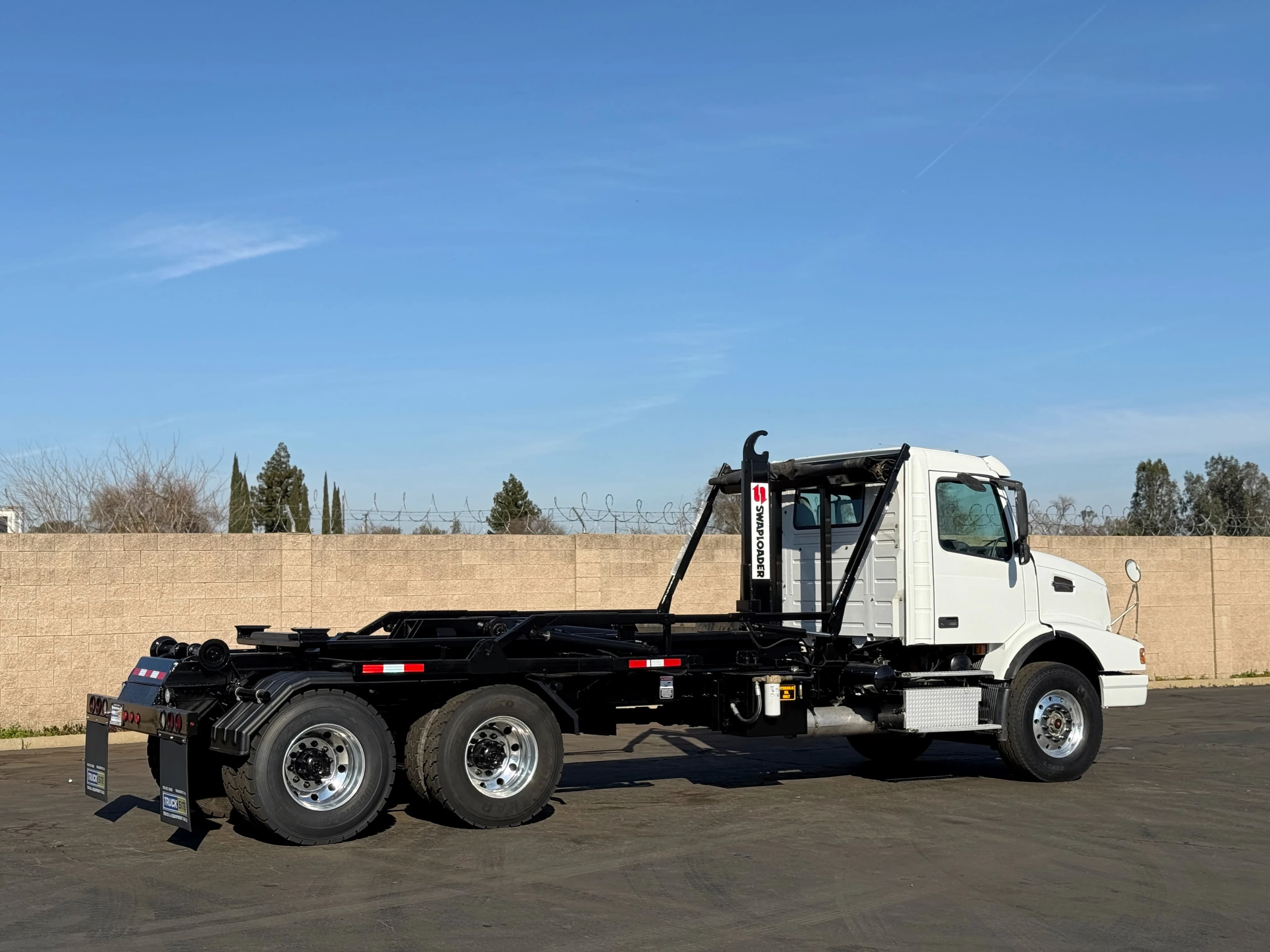 2005 Volvo VHD Swaploader SL-405 Hooklift Hoist Truck