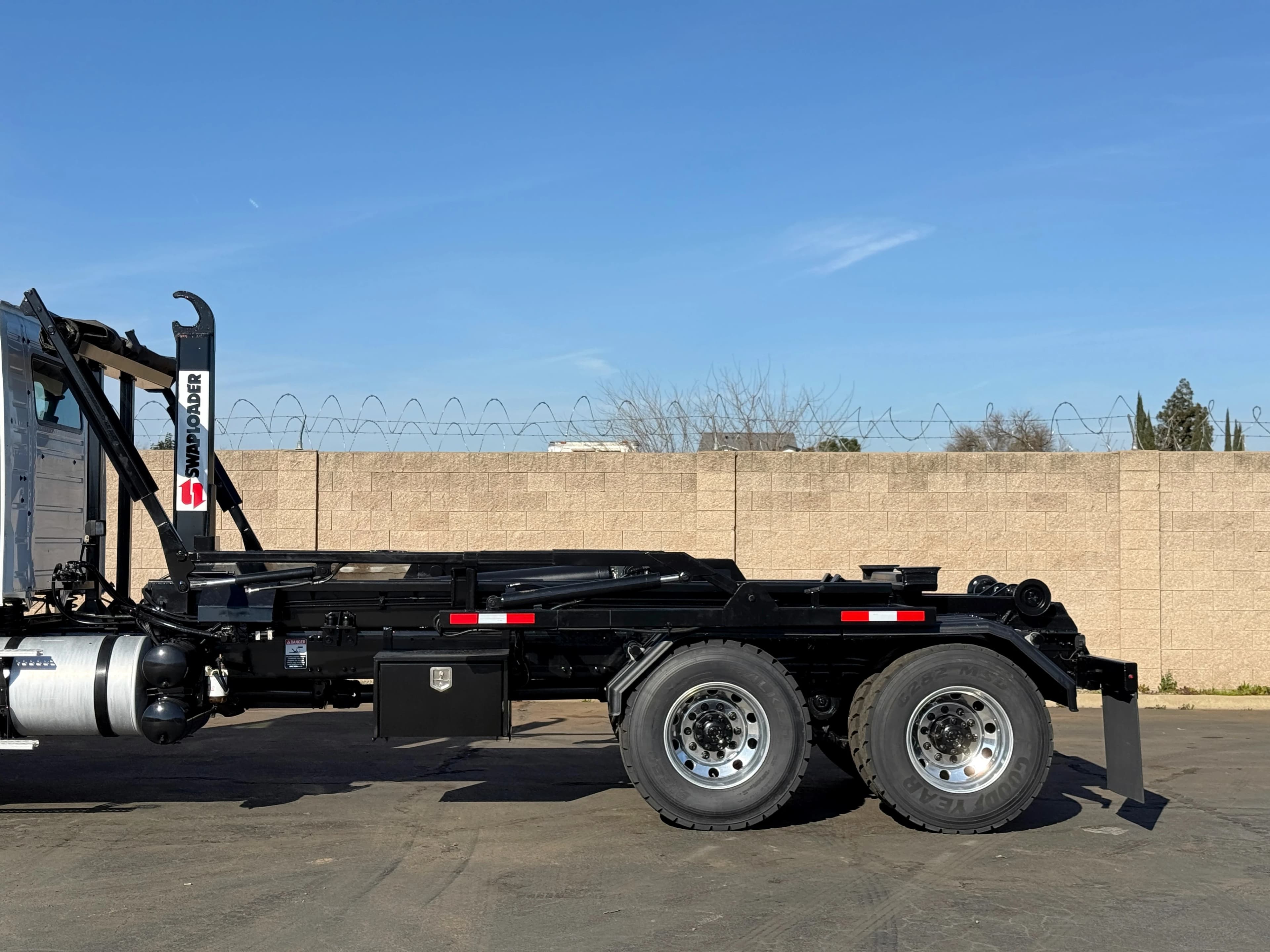 2005 Volvo VHD Swaploader SL-405 Hooklift Hoist Truck