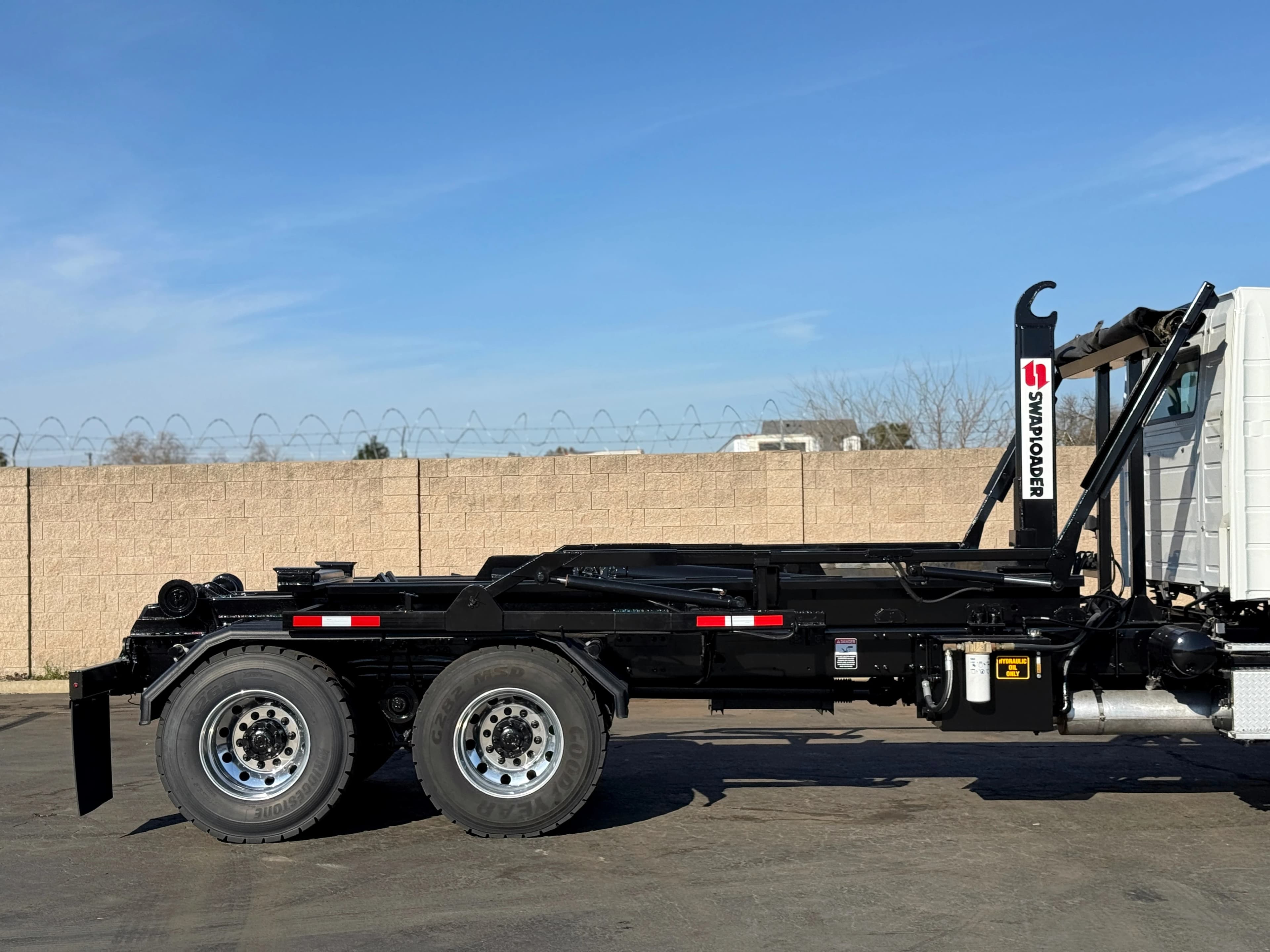 2005 Volvo VHD Swaploader SL-405 Hooklift Hoist Truck