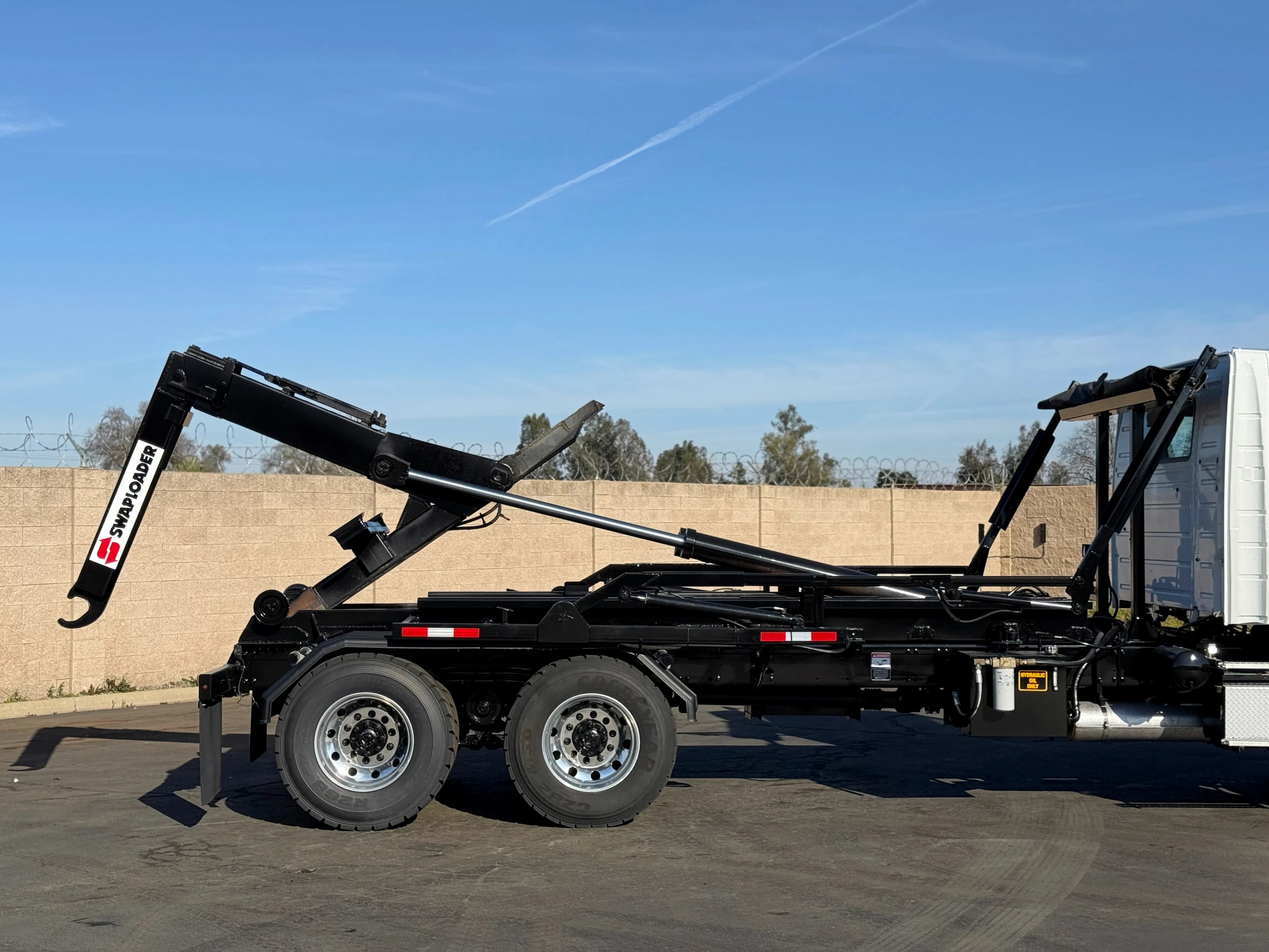 2005 Volvo VHD Swaploader SL-405 Hooklift Hoist Truck