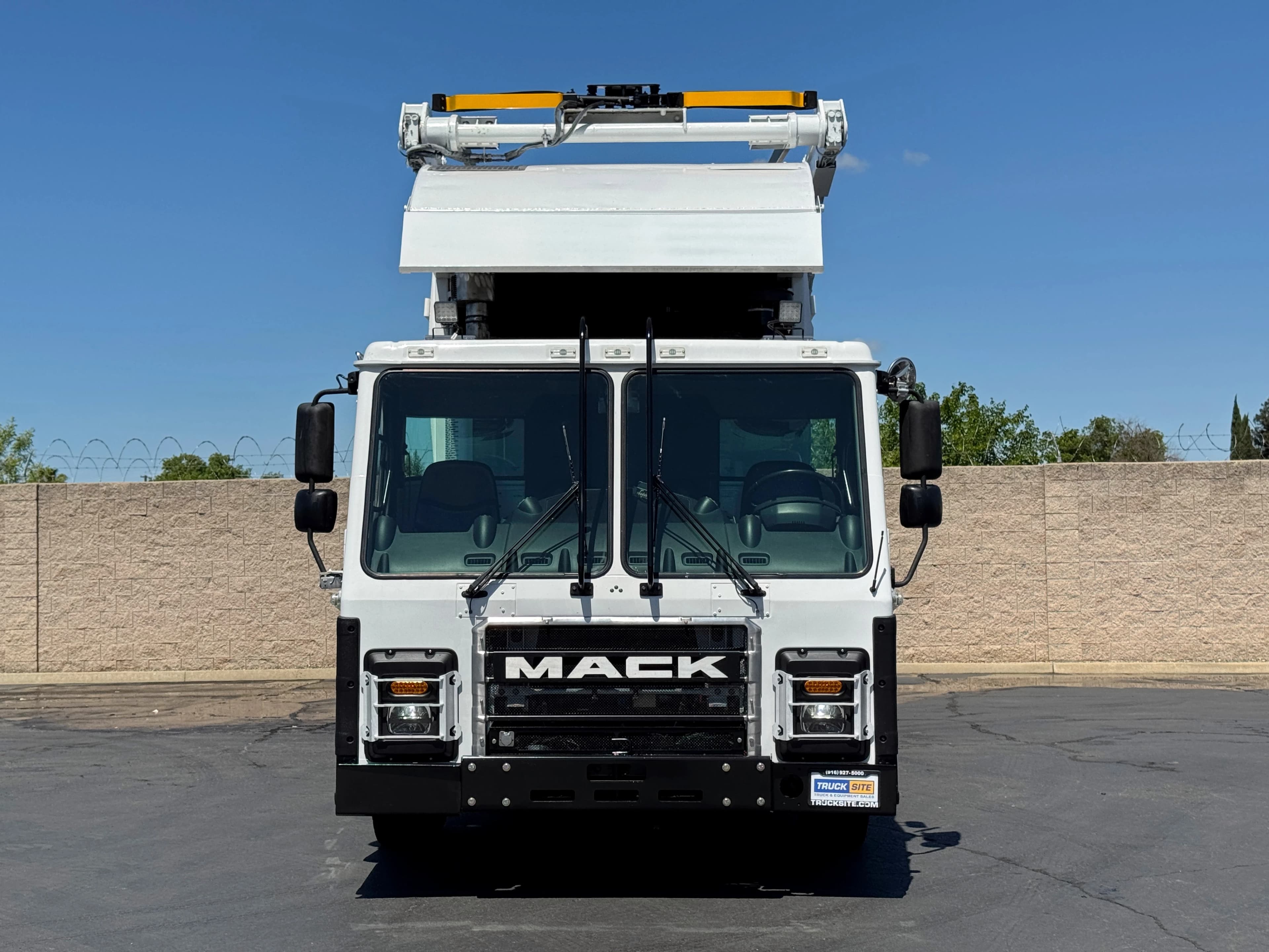 2017 Mack LR600 McNeilus CNG 40 YD Front Loader