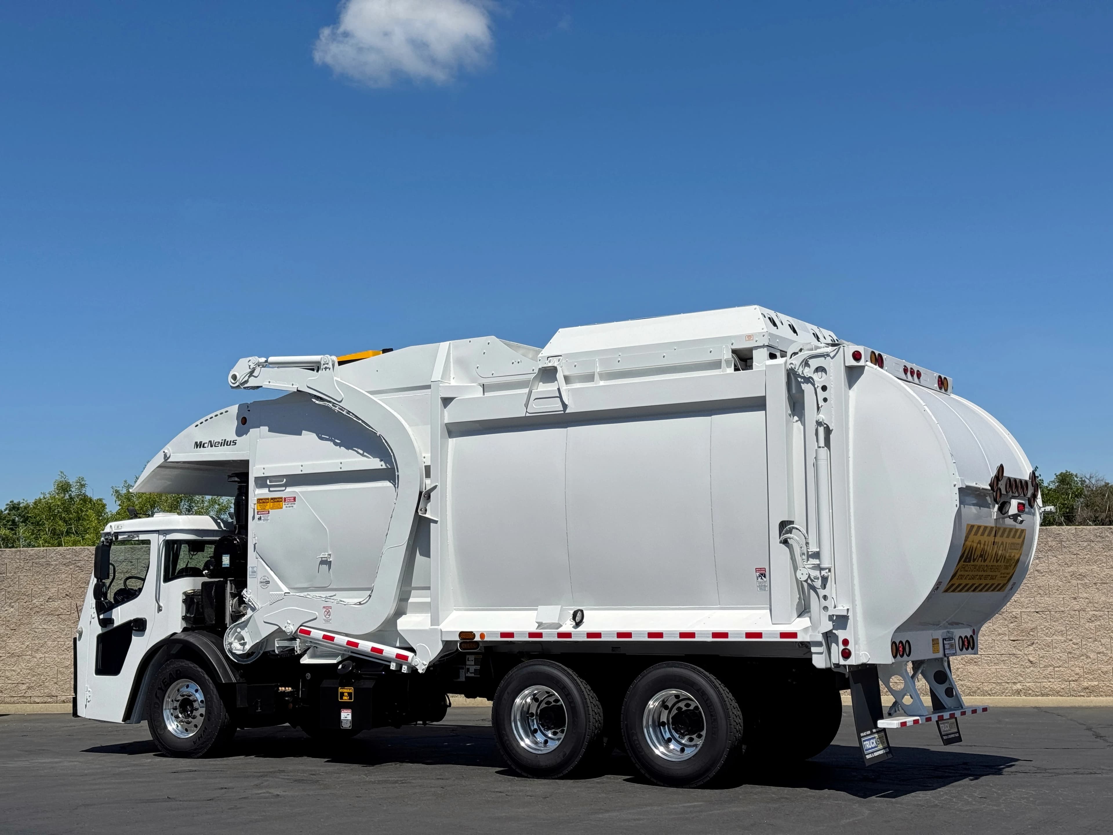 2017 Mack LR600 McNeilus CNG 40 YD Front Loader